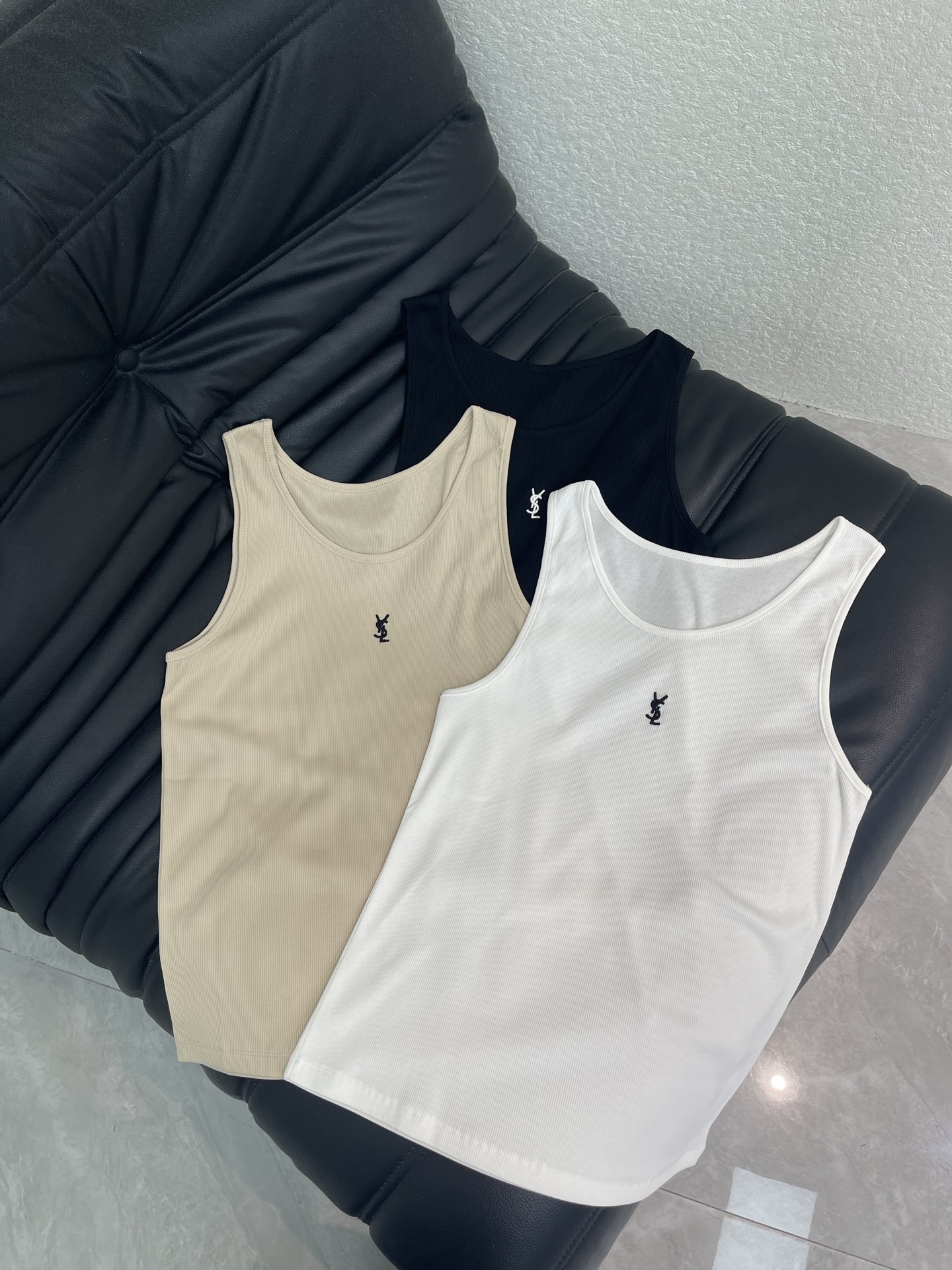 NO:801174,Ysl*26 spring and summer new style classic logo embroidered ribbed vest top. Fashionable and fine item, temperament U-neck design vest T. Original custom tailoring to create an Italian minimalist sense of luxury, imported high-end lyocell pure cotton fabric has an amazing texture!  The classic version is versatile and easy to wear!  Recommended for daily matching, it also looks great when worn as a base!  Highly recommended for self-retention!  SML,,saint laurent,19860909Ysl*26春夏新款经典logo刺绣罗纹小背心上衣.时髦精单品气质U领设计背心T.原版定制剪裁打造意式极简的高级感,进口高端莱塞尔纯棉面料质感超赞！经典版型百搭不挑人！日常搭配推荐,打底穿也很好看！强烈推荐自留款！SML,,saint laurent,,Women's clothing