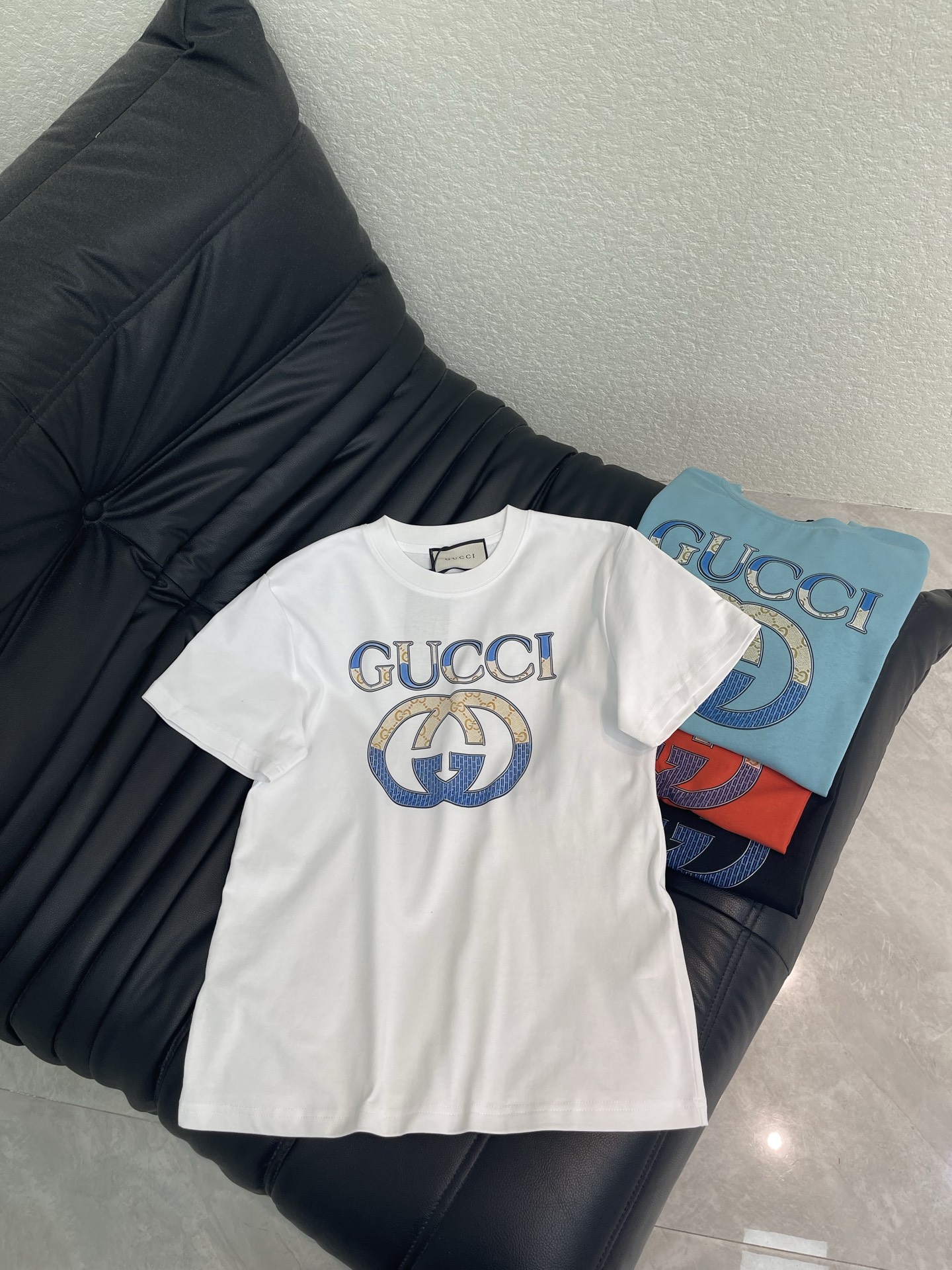 NO:802196,Gucc*26 new spring and summer double G letter printed short-sleeved T-shirt. Pure cotton fabric. High-density fashionable and sports style. Every daily wear. Playful and age-reducing design elements full of vitality. High quality. Size SML A,, gucci, T-shirt, tees, t-shirt,19860909Gucc*26春夏新款双G字母印花短袖T恤 纯棉面料 高密度时髦运动风 每个日常的穿搭 俏皮减龄充满元气的设计元素 高品质 尺码SML A,,gucci,T-shirt,tees，t-shirt,,Women's clothing