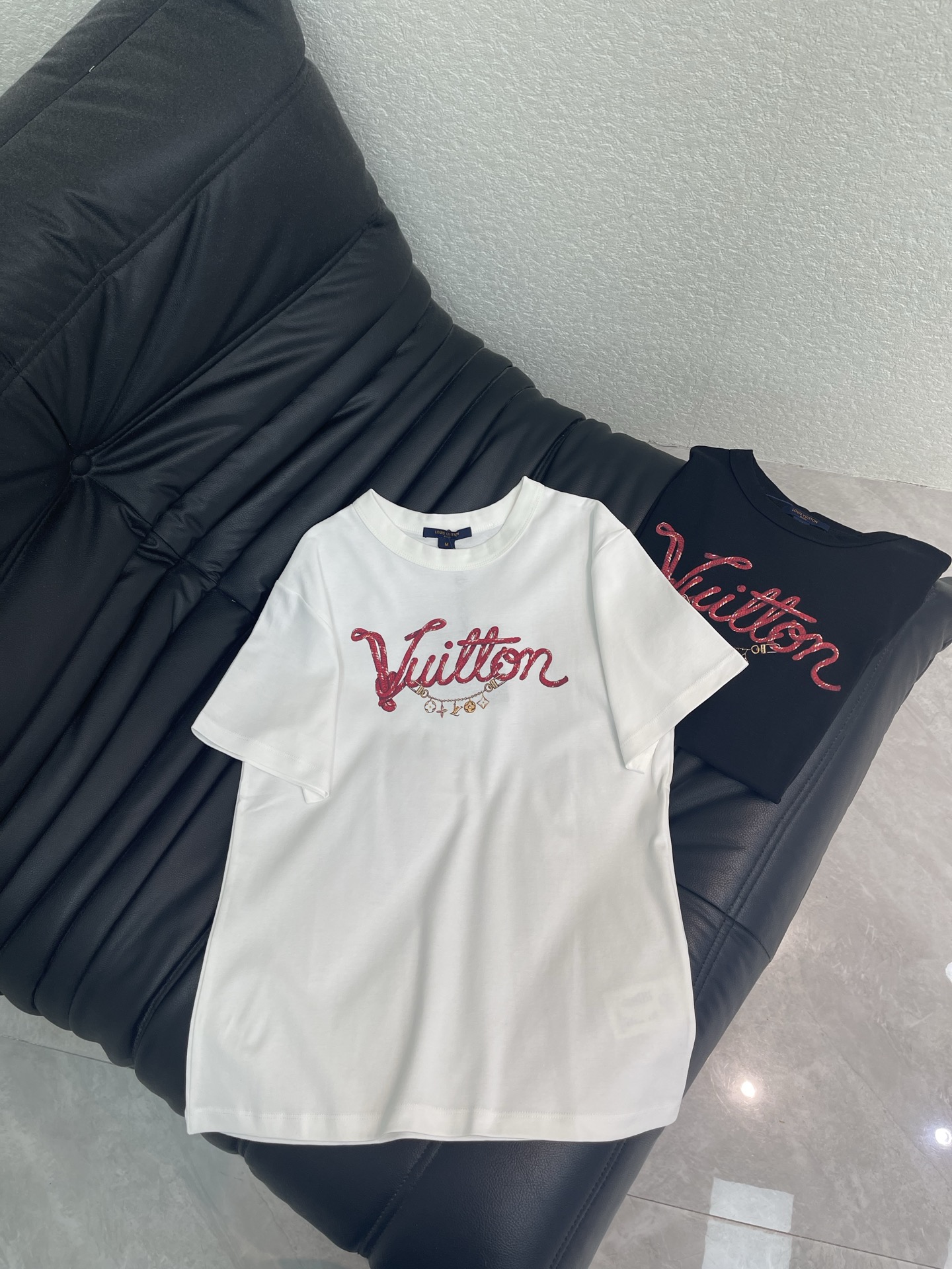 NO:801175,Louis Vuitto*26 new spring and summer red rope letter chain short-sleeved T-shirt!  Customized pure cotton fabric is soft, comfortable and full of texture. The metal chain element with red rope letters is full of exquisite details, which makes the fashion and high-end sense stand out. The classic version does not make the upper body look slimmer!  Highly recommended casual style items. Black and white SML, Louis Vuitton, T-shirt, tees, t-shirt,19860909Louis Vuitto*26春夏新款红绳字母链条短袖T恤！定制纯棉面料 柔软舒适 质感十足 红绳字母金属链条元素 精致细节满 让时尚高级感立显 经典版型不挑人上身巨显瘦！强烈推荐休闲气质单品.黑白两色SML,,louis vuitton,T-shirt,tees，t-shirt,,Women's clothing