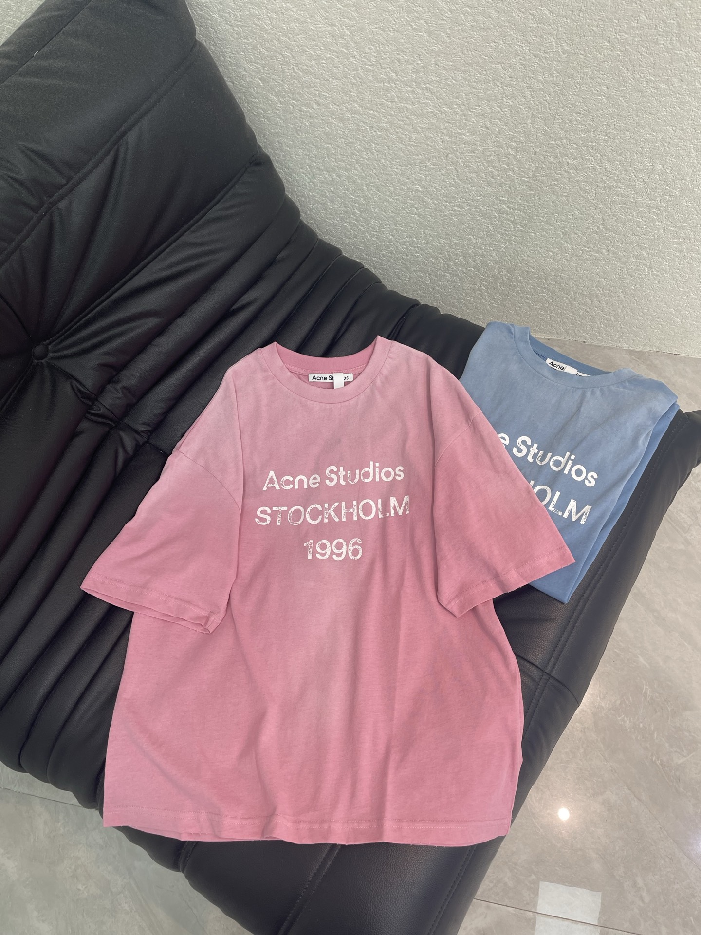 NO:802186,Acne Studios 1996 series gradient washed color short-sleeved T-shirt, made of pure cotton, soft and comfortable, super refreshing for summer wear, loose fit + distressed washing process, frayed collar, faded hem, full of retro feel, 'Acne Studios STOCKHOLM 1996' on the front, simple and recognizable, washed blue tone is white and healing, can be easily used in daily casual or minimalist style, it is a must-have and versatile item for summer wardrobe!  Size SML,,acne studios,dior,T-shirt,tees,t-shirt,19860909Acne Studios 1996系列渐变水洗色短袖T恤,采用纯棉材质,柔软舒适,夏天穿超清爽,宽松版型+做旧水洗工艺,领口磨破、衣摆褪色,复古感满满,正面“Acne Studios STOCKHOLM 1996”字样,简约又有辨识度,水洗蓝色调显白又治愈,日常休闲或极简风都能轻松驾驭,是夏季衣橱必备百搭单品！码数SML,,acne studios,dior,T-shirt,tees，t-shirt,,Women's clothing