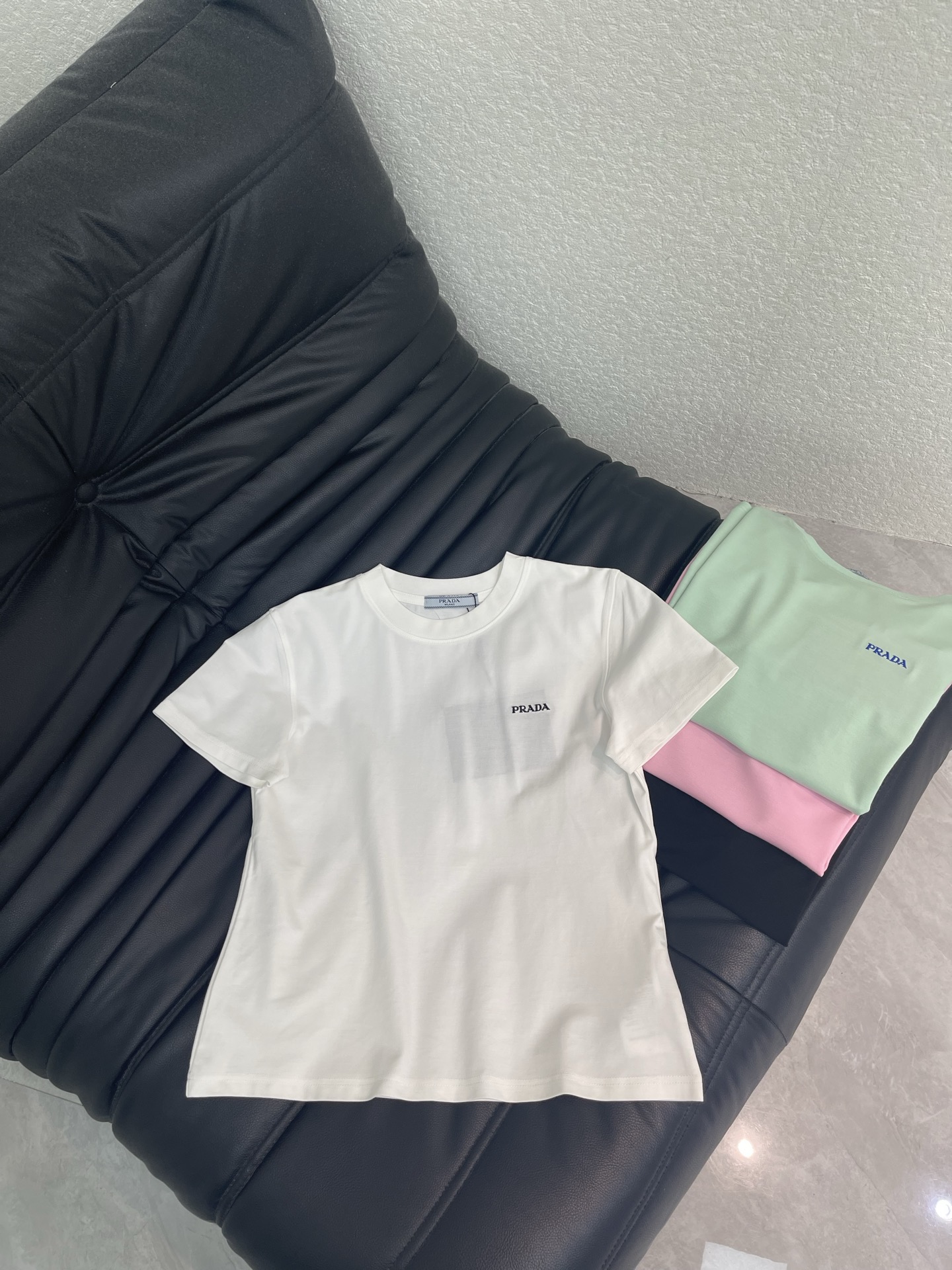 NO:801178,Prad*26 new spring and summer versatile small letter embroidered heavy-duty short-sleeved T-shirt. Mercerized cotton fabric. High-density fashionable sports style. Every daily wear. Playful and age-reducing design elements full of vitality. High quality. Sizes SML, prada, T-shirt, tees, t-shirt,19860909Prad*26春夏新款百搭小字母刺绣重工短袖T恤 丝光棉面料 高密度时髦运动风 每个日常的穿搭 俏皮减龄充满元气的设计元素 高品质 尺码SML,,prada,T-shirt,tees，t-shirt,,Women's clothing