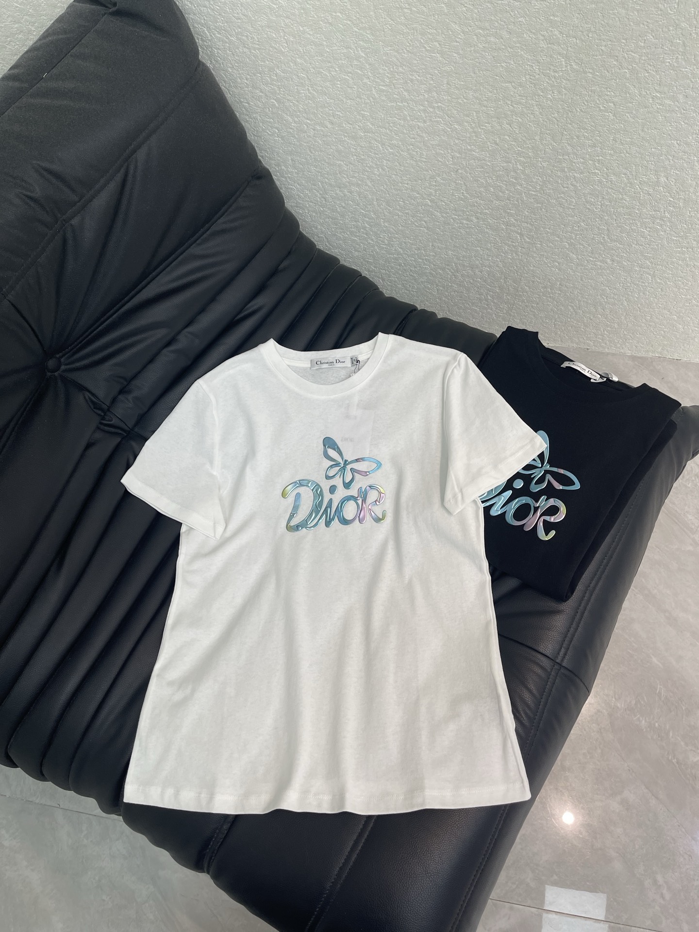 NO:802178,Dio*26 new spring and summer colorful butterfly round neck short-sleeved T-shirt!  Customized raw cotton material, breathable and comfortable, full of texture. Regular T-shirt cut highlights the brand style. Made of heavyweight pure cotton, slightly stretchy, giving a slimming visual effect. The butterfly letter logo is hot-stamped on the front. The brand’s own sense of fashion is immediately apparent. You can create an age-reducing style at will. It is stylish when worn alone or paired with an inner layer!  SML A,,dior,T-shirt,tees,t-shirt,19860909Dio*26春夏新款彩色蝴蝶圆领短袖T恤！定制原生全棉材质 透气舒适 质感十足 常规T恤裁剪 凸显品牌格调 采用克重纯棉制成 略带有弹力 呈现显瘦视觉效果 正面烫印蝴蝶字母徽标 品牌自带的时尚感立现 随心打造减龄风格 单穿内搭都出彩时髦！SML A,,dior,T-shirt,tees，t-shirt,,Women's clothing
