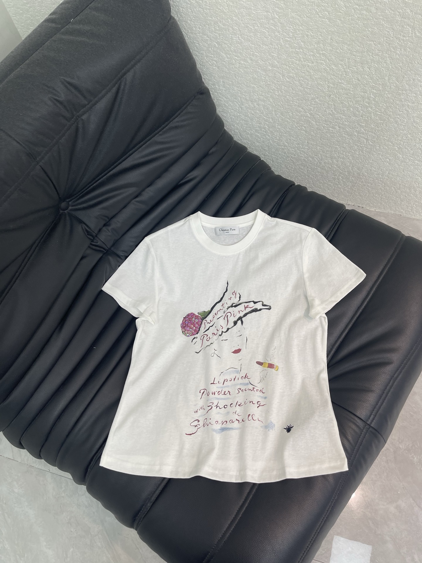 NO:802175,Dio*26 new product, exquisite printed beaded short-sleeved T-shirt, high-end fabric, skin-friendly, breathable and comfortable, iconic letter pattern, low-key and luxurious, reducing the age of girls!  A must-have artifact for Bai Fumei!  The classic version is versatile and easy to wear. It is highly recommended to keep it for yourself!  The quality of workmanship depends on the details SML A,,dior,T-shirt,tees,t-shirt,19860909Dio*26新品精致印花订珠短袖T恤 高订面料 亲肤透气舒适 标志性字母图案低调奢华 减龄少女时代！白富美必备神器！ 经典版型百搭不挑人 强烈推荐自留款！ 做工品质看细节 SML A,,dior,T-shirt,tees，t-shirt,,Women's clothing