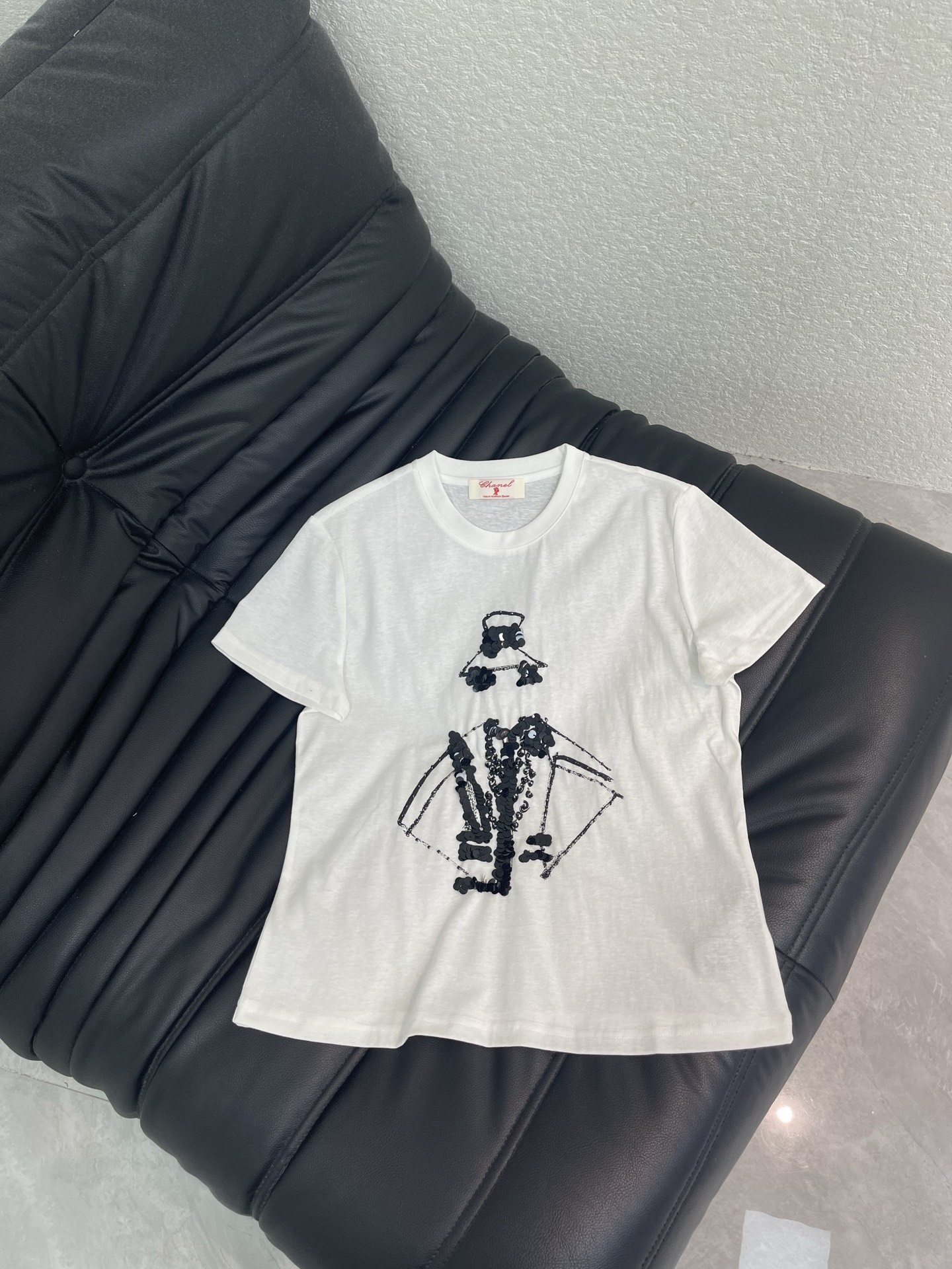 NO:802172,Chane*26 new product exquisitely printed beaded short-sleeved T-shirt. High-end fabric. Skin-friendly, breathable and comfortable. Iconic letter pattern is low-key and luxurious. Age-reducing girlhood!  A must-have artifact for Bai Fumei!  The classic version is versatile and easy to wear. It is highly recommended to keep it for yourself!  The quality of workmanship depends on the details SML A,,chanel,T-shirt,tees,t-shirt,19860909Chane*26新品精致印花订珠短袖T恤 高订面料 亲肤透气舒适 标志性字母图案低调奢华 减龄少女时代！白富美必备神器！ 经典版型百搭不挑人 强烈推荐自留款！ 做工品质看细节 SML A,,chanel,T-shirt,tees，t-shirt,,Women's clothing