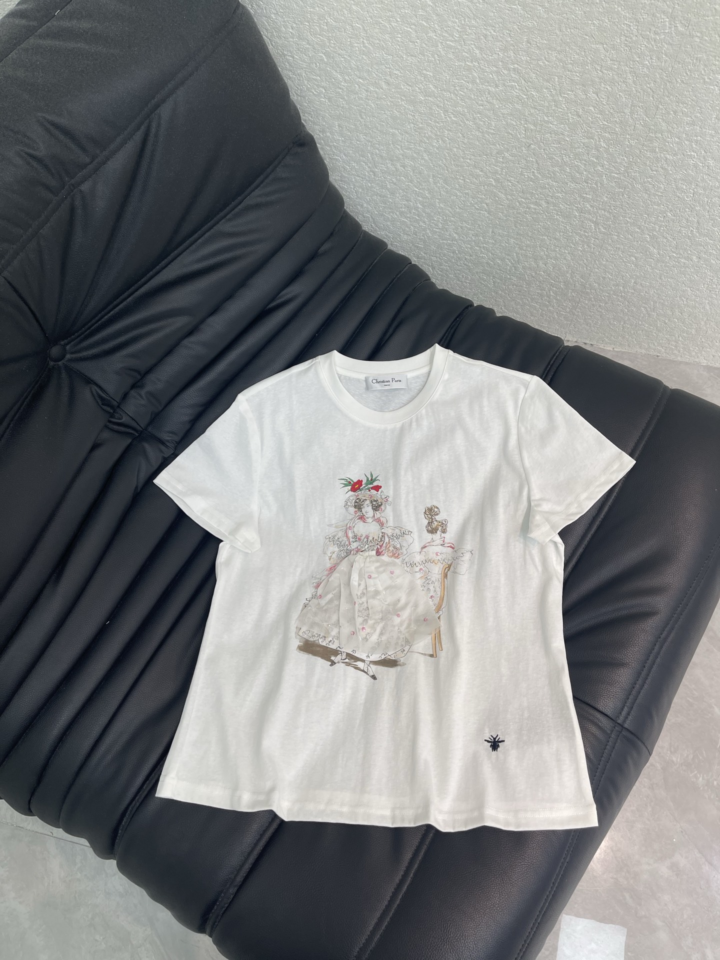 NO:802171,Dio*26 new product, exquisite printed beaded short-sleeved T-shirt, high-end fabric, skin-friendly, breathable and comfortable, iconic letter pattern, low-key and luxurious, reducing the age of girls!  A must-have artifact for Bai Fumei!  The classic version is versatile and easy to wear. It is highly recommended to keep it for yourself!  The quality of workmanship depends on the details SML A,,dior,T-shirt,tees,t-shirt,19860909Dio*26新品精致印花订珠短袖T恤 高订面料 亲肤透气舒适 标志性字母图案低调奢华 减龄少女时代！白富美必备神器！ 经典版型百搭不挑人 强烈推荐自留款！ 做工品质看细节 SML A,,dior,T-shirt,tees，t-shirt,,Women's clothing