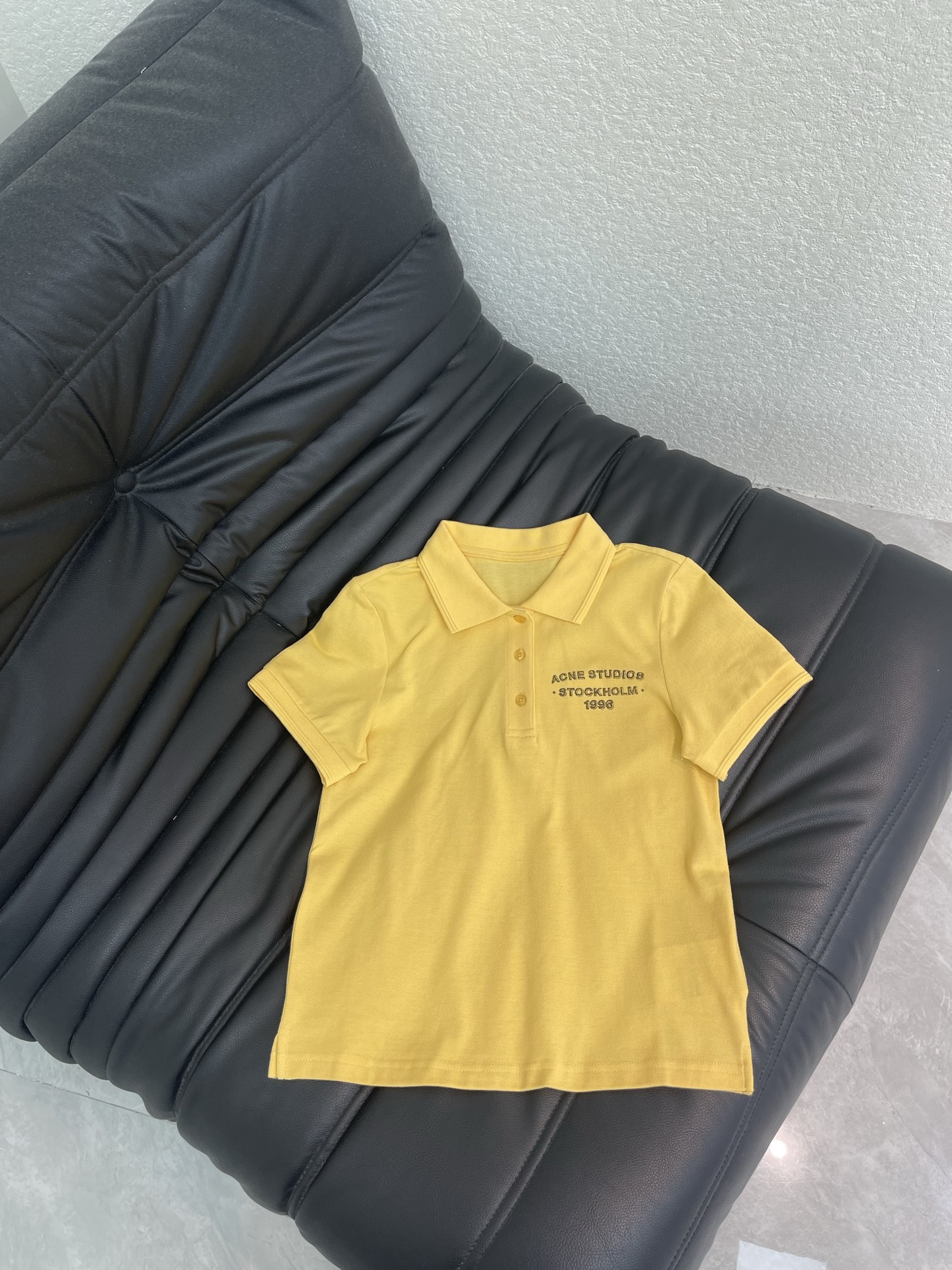 NO:801576,Acne*26 new spring and summer letter print Polo shirt short-sleeved T-shirt. Slim-fitting short design. Easily highlight the waistline. Optimize body proportions. Creamy yellow color makes you white and energetic. Full of vitality. Can be easily worn in daily or street style. Pair with high-waisted jeans. Wide-leg pants are casual and fashionable. Easily get American hot girl style. One color SML A,,acne studios,jeans,T-shirt,19860909Acne*26春夏新款字母印花Polo衫短袖t 修身短款设计 轻松凸显腰线 优化身材比例 奶黄色调显白又元气 活力满满 日常或街头风都能轻松驾驭 搭配高腰牛仔裤 阔腿裤随性又时髦 轻松get美式辣妹风.一个色SML A,,acne studios,jeans,T-shirt,,Women's clothing
