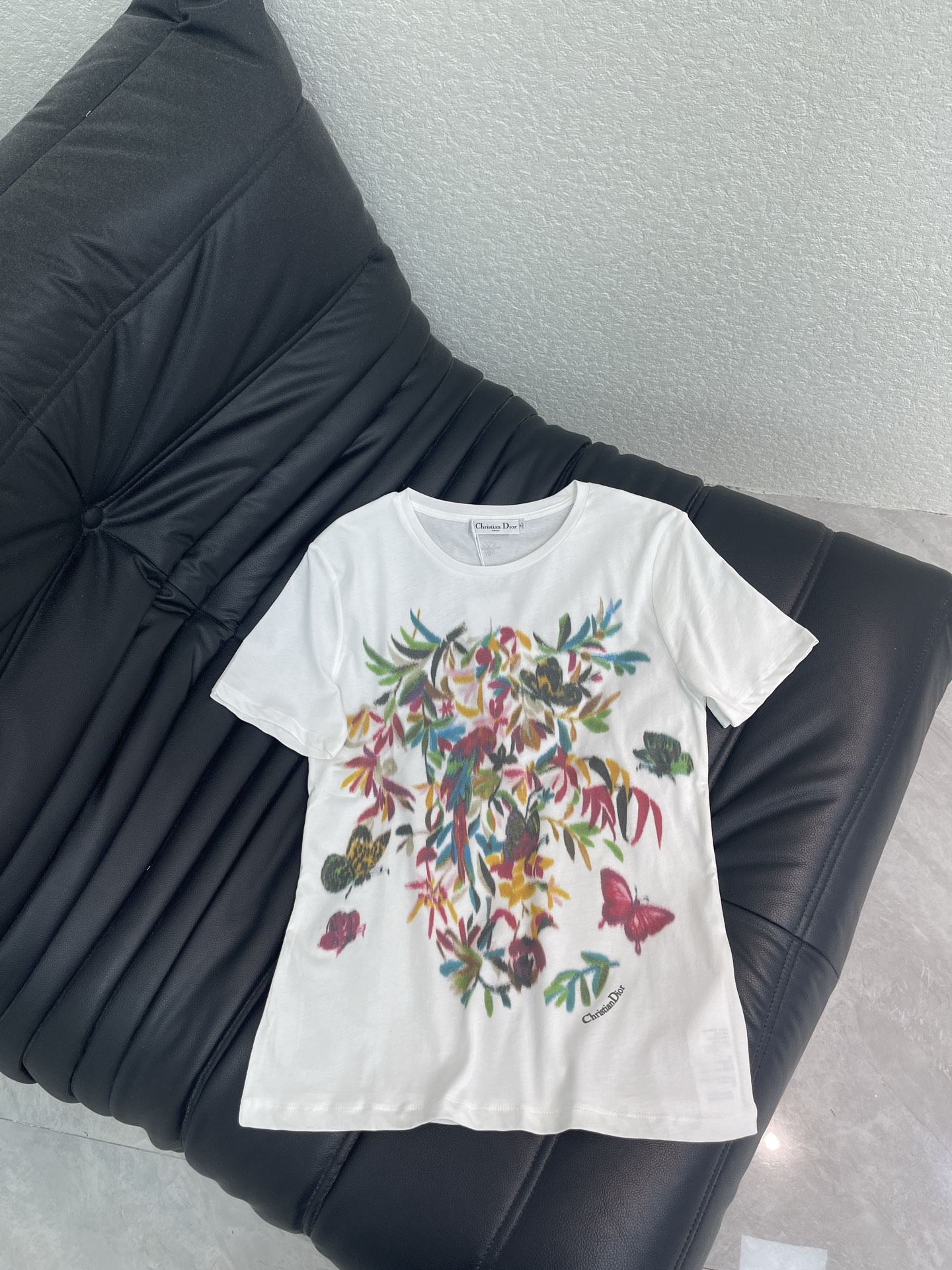 NO:801578,Dio*26 new spring and summer short-sleeved T-shirt with floral print. Multi-color flowers + butterflies and bees on the front, full of pastoral feeling. There is also a bee logo on the back. The details are super exquisite. It can be easily worn for daily leisure or vacation. Pair it with jeans or skirt. It is elegant and casual, and you can easily get a sense of luxury! SML A,,dior,skirts,jeans,T-shirt,tees,t-shirt,19860909Dio*26春夏新款花卉印花短袖T恤 正面多色花卉+蝴蝶蜜蜂 田园感满满 背面还有小蜜蜂标识 细节超精致 日常休闲或度假都能轻松驾驭 搭配牛仔裤或半裙 优雅又随性,轻松get高级感! SML A,,dior,skirts,jeans,T-shirt,tees，t-shirt,,Women's clothing