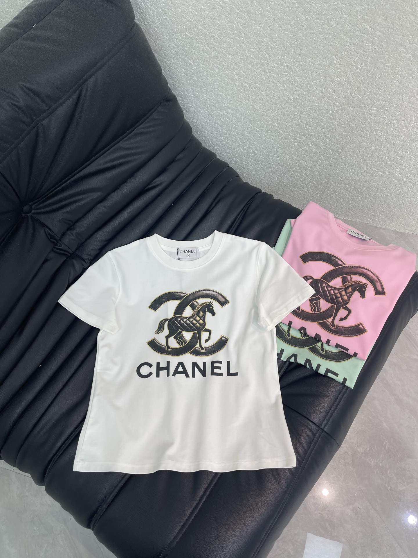 NO:801181,Chane*26 new spring and summer digital printed Xiaoxiang black horse pattern short-sleeved T-shirt Mercerized cotton fabric High-density fashionable sports style Every daily wear Playful and age-reducing design elements full of vitality High quality Size S-XXL,,chanel,T-shirt,tees,t-shirt,19860909Chane*26春夏新款数码印花小香黑马图案短袖T恤 丝光棉面料 高密度时髦运动风 每个日常的穿搭 俏皮减龄充满元气的设计元素 高品质 尺码S-XXL,,chanel,T-shirt,tees，t-shirt,,Women's clothing