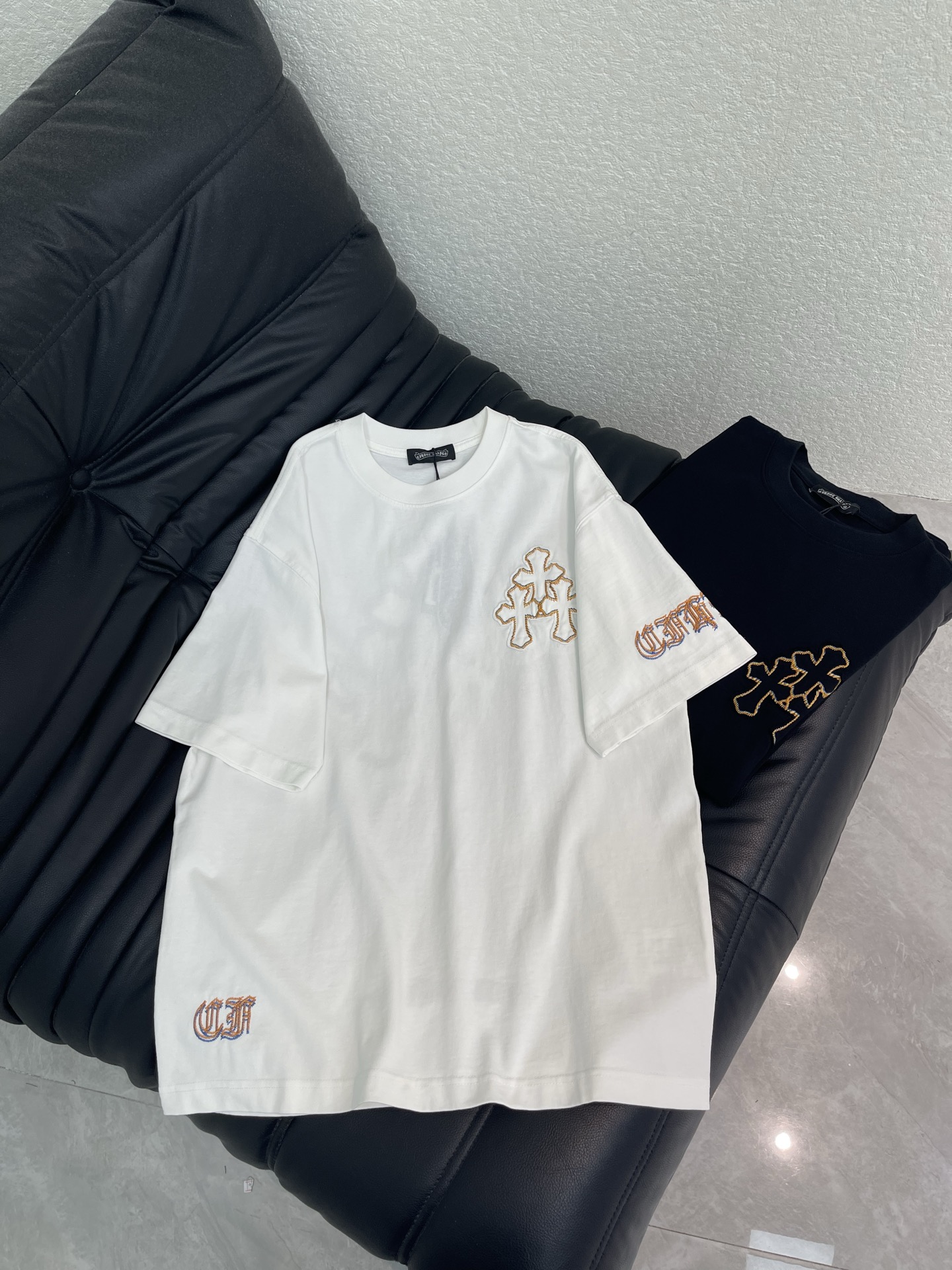 NO:803504,Chrome heart* Chrome heart 26 new cross patch embroidered short-sleeved T-shirt. Pure cotton washed fabric, embroidered patterns on the chest and back, showing a cool and handsome street trend!  The upper body turns into a killer from behind in one second!  Show off your spontaneity and exude a lively and youthful atmosphere!  Extreme wandering and free travel with concave shape. No one is more handsome than you!  It’s a very fashionable style that can be worn casually. It’s guaranteed to have a 100% chance of returning your attention when you go out on the street!  Same style for men and women!  S-XL A,,chrome hearts,chrome hearts,T-shirt,tees,t-shirt,19860909Chrome heart*克罗心26新款十字架贴布刺绣短袖T恤.纯棉水洗面料,胸前和背后刺绣图案好尽显酷炫帅气的街头潮流！上身一秒变背影杀手！展现随性不羁的同时洋溢活泼青春的气息！极度的徜徉与自由出行凹造型 没人比你更帅气！随意搭配就很潮的一款,出街保证你回头率百分百哦！ 男女同款！S-XL A,,chrome hearts,chrome hearts,T-shirt,tees，t-shirt,,Women's clothing