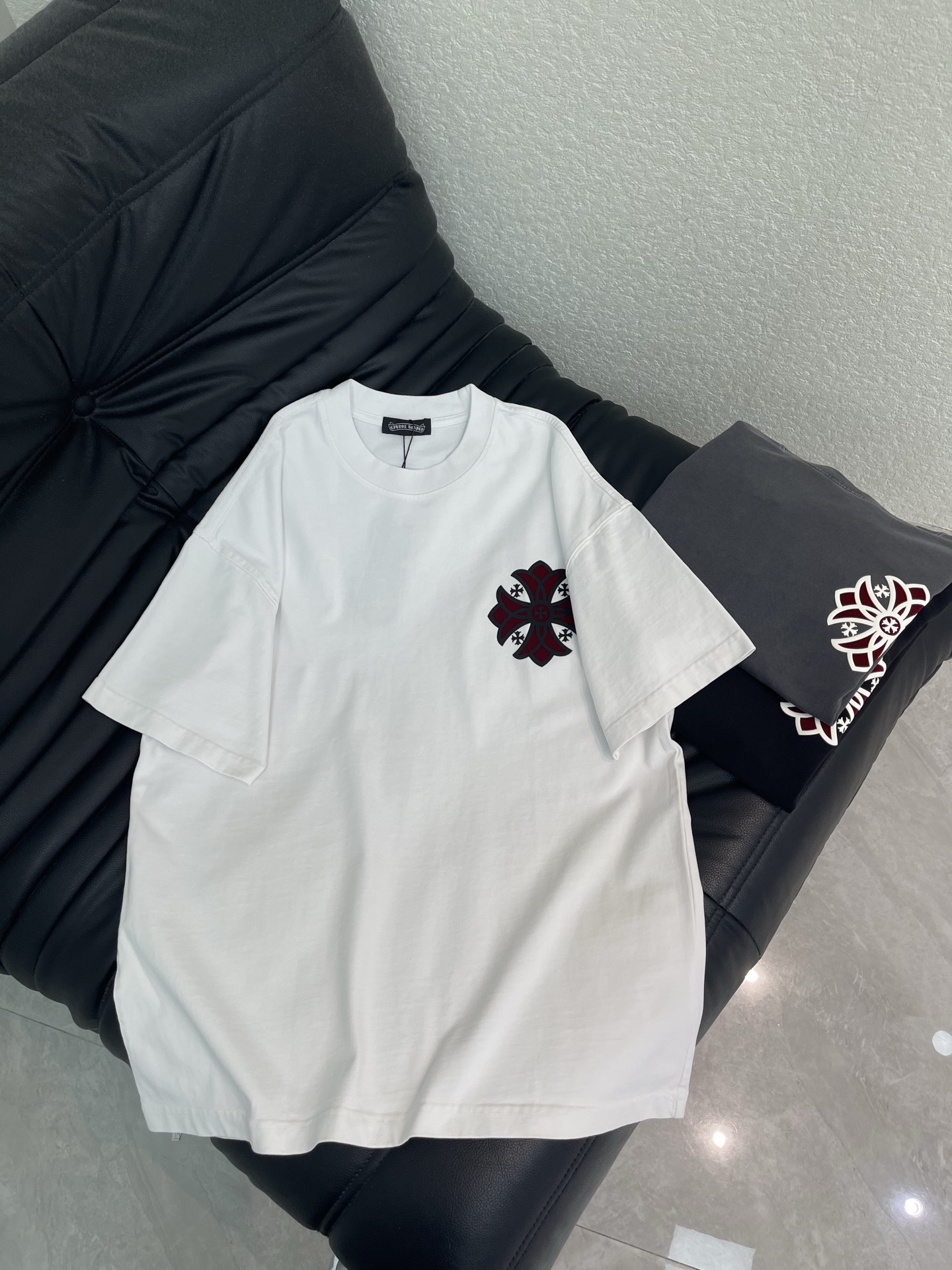 NO:803501,Chrome heart* Chrome heart 26 new cross printed short-sleeved T-shirt. Pure cotton washed fabric, printed patterns on the chest and back, showing off the cool and handsome street trend!  The upper body turns into a killer from behind in one second!  Show off your spontaneity and exude a lively and youthful atmosphere!  Extreme wandering and free travel with concave shape. No one is more handsome than you!  It’s a very fashionable style that can be worn casually. It’s guaranteed to have a 100% chance of returning your attention when you go out on the street!  Same style for men and women!  S-XL A,,chrome hearts,chrome hearts,T-shirt,tees,t-shirt,19860909Chrome heart*克罗心26新款十字架印花短袖T恤.纯棉水洗面料,胸前和背后印花图案好尽显酷炫帅气的街头潮流！上身一秒变背影杀手！展现随性不羁的同时洋溢活泼青春的气息！极度的徜徉与自由出行凹造型 没人比你更帅气！随意搭配就很潮的一款,出街保证你回头率百分百哦！ 男女同款！S-XL A,,chrome hearts,chrome hearts,T-shirt,tees，t-shirt,,Women's clothing