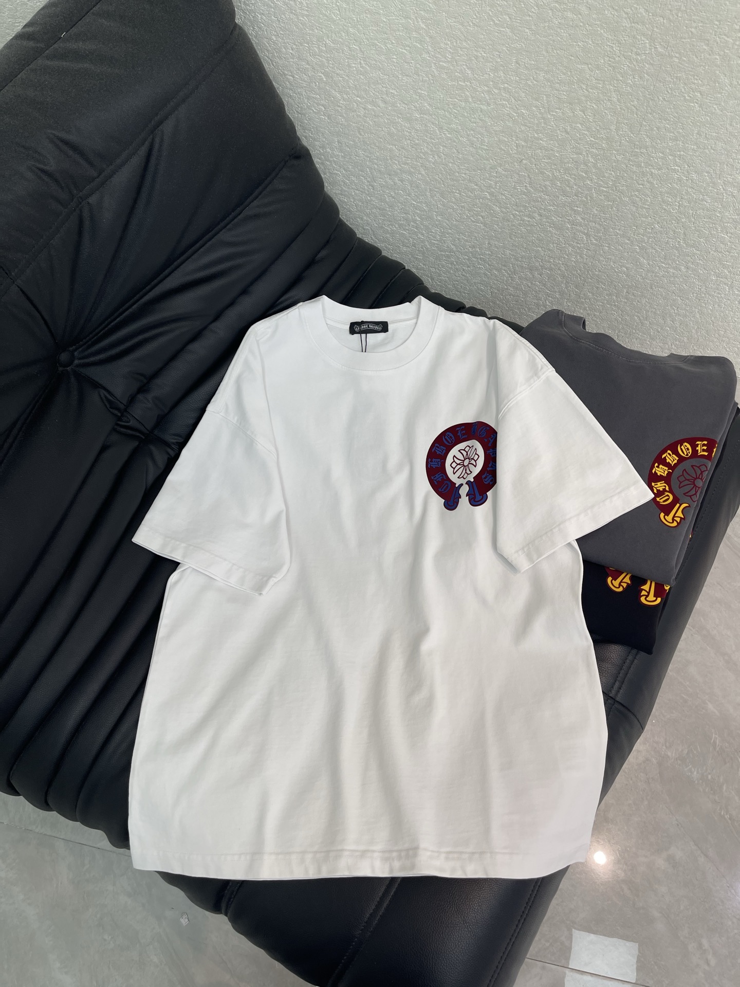 NO:803499,Chrome heart* Chrome heart 26 new horseshoe Sanskrit printed short-sleeved T-shirt. Pure cotton washed fabric, with printed patterns on the chest and back, showing off the cool and handsome street trend!  The upper body turns into a killer from behind in one second!  Show off your spontaneity and exude a lively and youthful atmosphere!  Extreme wandering and free travel with concave shape. No one is more handsome than you!  It’s a very fashionable style that can be worn casually. It’s guaranteed to have a 100% chance of returning your attention when you go out on the street!  Same style for men and women!  S-XL AA,,chrome hearts,chrome hearts,T-shirt,tees,t-shirt,19860909Chrome heart*克罗心26新款马蹄梵文印花短袖T恤.纯棉水洗面料,胸前和背后印花图案好尽显酷炫帅气的街头潮流！上身一秒变背影杀手！展现随性不羁的同时洋溢活泼青春的气息！极度的徜徉与自由出行凹造型 没人比你更帅气！随意搭配就很潮的一款,出街保证你回头率百分百哦！ 男女同款！S-XL AA,,chrome hearts,chrome hearts,T-shirt,tees，t-shirt,,Women's clothing