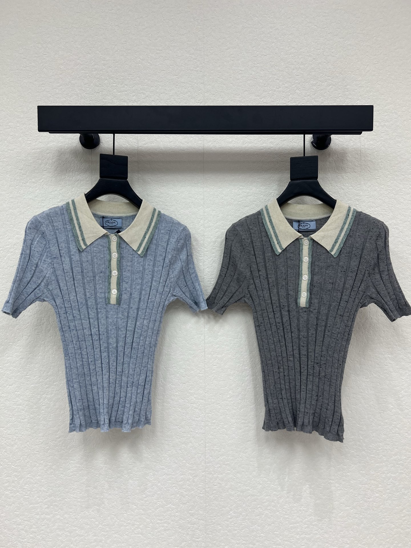 NO:800640,Prad*26 new spring and summer contrast color lapel knitted short sleeves!  Customized knitted material, stretchy and comfortable, full of texture, lapel placket buttons to adjust the slim fit to create a fashionable look, slimming and tolerant of the figure, vertical pit stripes throughout the body, adding layering to the look, highlighting the brand's tone, development of surface accessories, lapel short-sleeved top tailoring!  SML AA,,prada,T-shirt,19860909Prad*26春夏新款撞色翻领针织短袖！定制进针织材质 弹力舒适 质感十足 翻领开襟纽扣调节修身版型穿出时髦气质 显瘦包容身材 通体竖坑条肌理纹路 增添造型层次感 彰显品牌调性 面辅料开发 翻领短袖上衣剪裁！SML AA,,prada,T-shirt,,Women's clothing