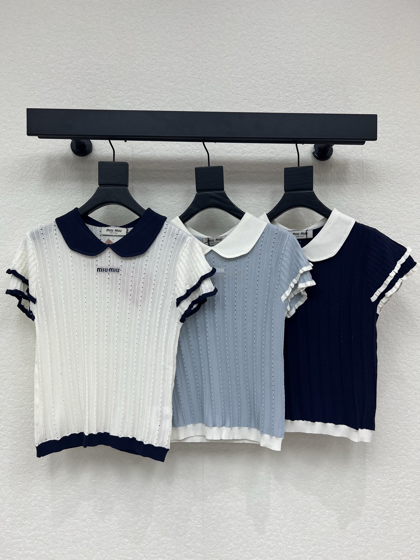 NO:800646,MiuMi*26 new spring and summer style doll collar hollow knitted short sleeves!  Customized silk wool knitted material, soft and delicate, full of elasticity, contrasting double-layered cuff design, logo letter logo on the chest, short version, easy to create a sweet and gentle style!  SML,,miumiu,T-shirt,19860909MiuMi*26春夏新款娃娃领镂空针织短袖！定制丝毛针织材质 柔软细腻 弹力十足 撞色双层叠袖口设计 胸前标志字母徽标 短款版型 轻松打造甜美温柔风格！SML,,miumiu,T-shirt,,Women's clothing