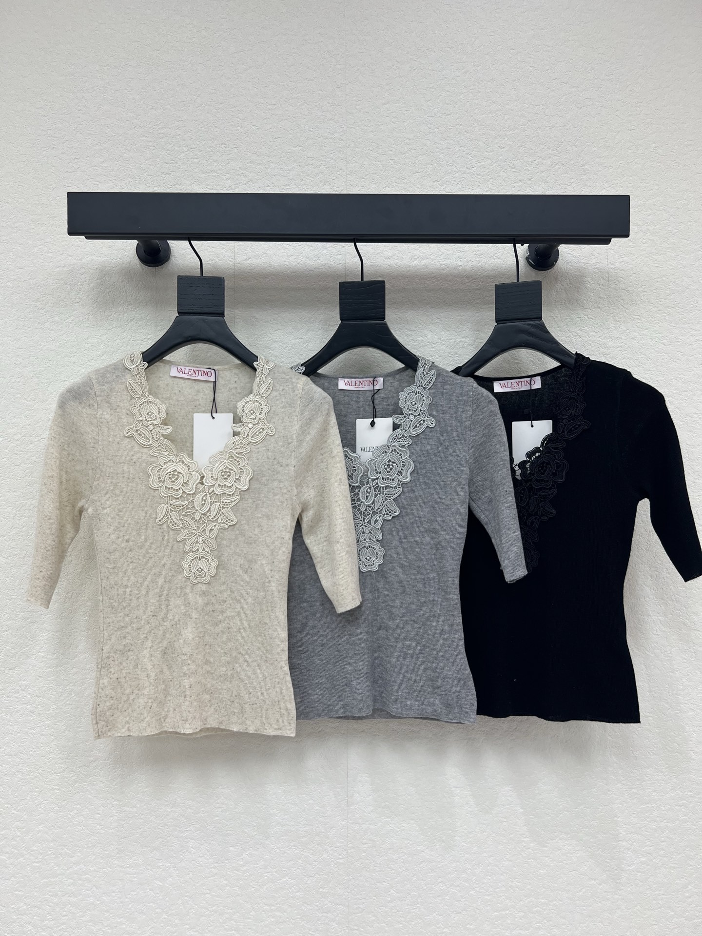 NO:800643,VALENTIN*26 new spring and summer style spliced ​​water-soluble flower knitted short-sleeves!  Weaved with custom imported yarn material, high-end texture, comfortable and soft, V-neck knitted short-sleeved cut, neckline spliced ​​with lace water-soluble flower design, elegant colors to create a literary and artistic atmosphere, making the style more durable and versatile, sweet and age-reducing!  SML A,,valentino,T-shirt,19860909VALENTIN*26春夏新款拼接水溶花针织短袖！定制进口纱线材质织造 质感高级 舒适柔软 V领针织短袖剪裁 领口拼接蕾丝水溶花设计 优雅色系打造文艺氛围感 让风格更耐看百搭 甜美减龄！SML A,,valentino,T-shirt,,Women's clothing