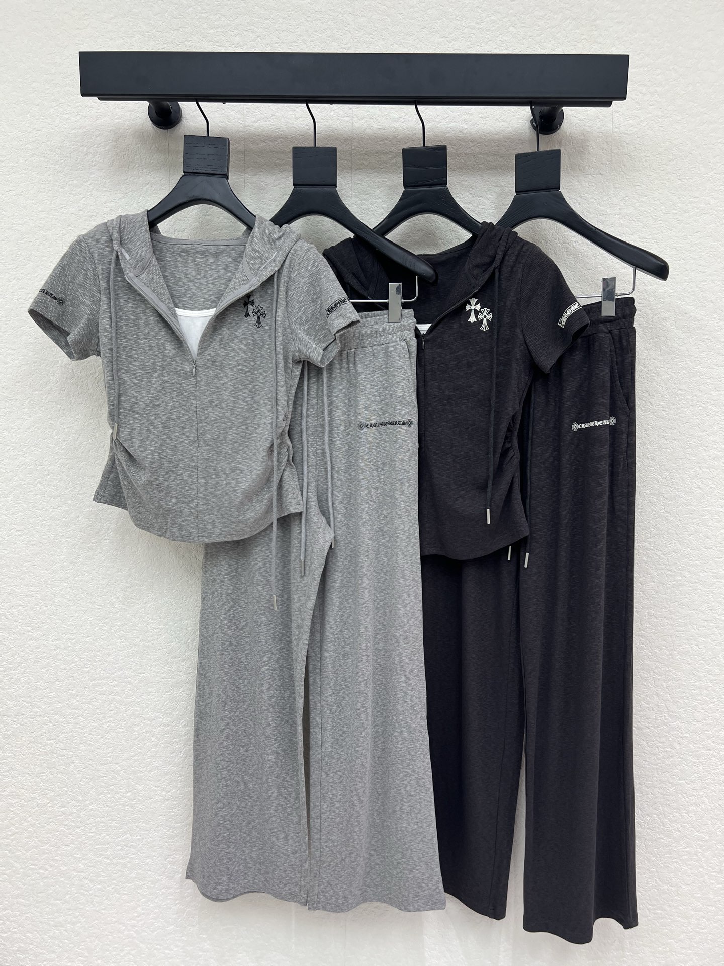 NO:801177,Crow Heart*26 new fake two-piece hooded zippered short-sleeved and trousers casual suit!  High-end customized cross-print slim-fitting T-shirt, paired with straight trousers. Minimalist style, French elegant and lazy style, casual and fashionable!  The three-dimensional tailoring version can be sweet or salty, and has a girlish style that reduces age. It can be worn in a variety of ways to make your upper body slimmer and taller!  Highly recommended for self-retention!  Imported high-density fabric has a great texture!  The quality of workmanship depends on the details. SML, chrome hearts, T-shirt, tees, t-shirt, hats,19860909克罗心*26新品假两件连帽拉链短袖搭配长裤休闲套装！ 高端定制十字架印花修身T恤,搭配直筒长裤 极简主义风法式优雅的慵懒风,休闲又时髦！ 立体剪裁版版型可甜可盐减龄少女风 多种穿法百搭上身显瘦又高挑！ 强烈推荐自留款！ 进口高密度面料质感超赞！ 做工品质看细节 SML,,chrome hearts,T-shirt,tees，t-shirt,hats,,Women's clothing