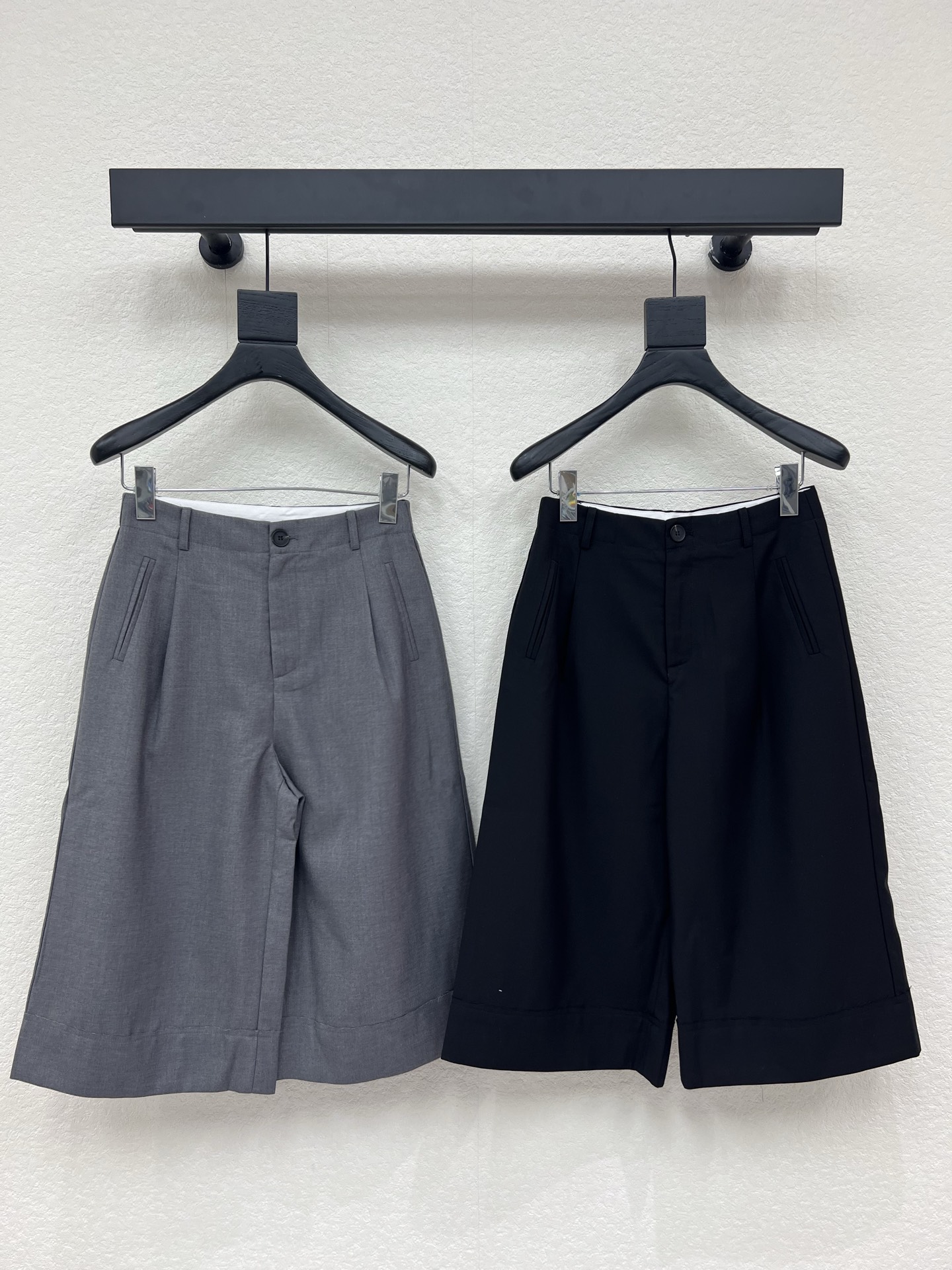 NO:801154,A must-have pair of Bermuda trousers in the wardrobe of fashionistas, MM6 classic simple cropped trousers are simple yet fashionable. The high-waisted design not only makes you look slimmer, but also elongates the leg lines, making your posture more elegant and straight. It can create different sparks when matched with different tops. It is capable, calm and cool, interpreting different styles from multiple angles. The timeless classics are definitely not to be missed. The crisp and neat aura is at your fingertips. Very practical and comfortable.  SML,,masion margiela,19860909时髦精们衣橱必备的一条百慕大中裤 MM6经典简约七分裤 简洁而又不失时尚感 高腰设计不仅显瘦,还能拉长腿部线条, 让身姿更加优雅挺拔 搭配不同上装 都能碰撞出不一样的火花 干练 沉稳 酷飒 多角度诠释不同风格 永恒经典是绝对不可错过的 干脆利落的气场信手拈来 实穿度极高 舒适度满分 SML,,masion margiela,,Women's clothing