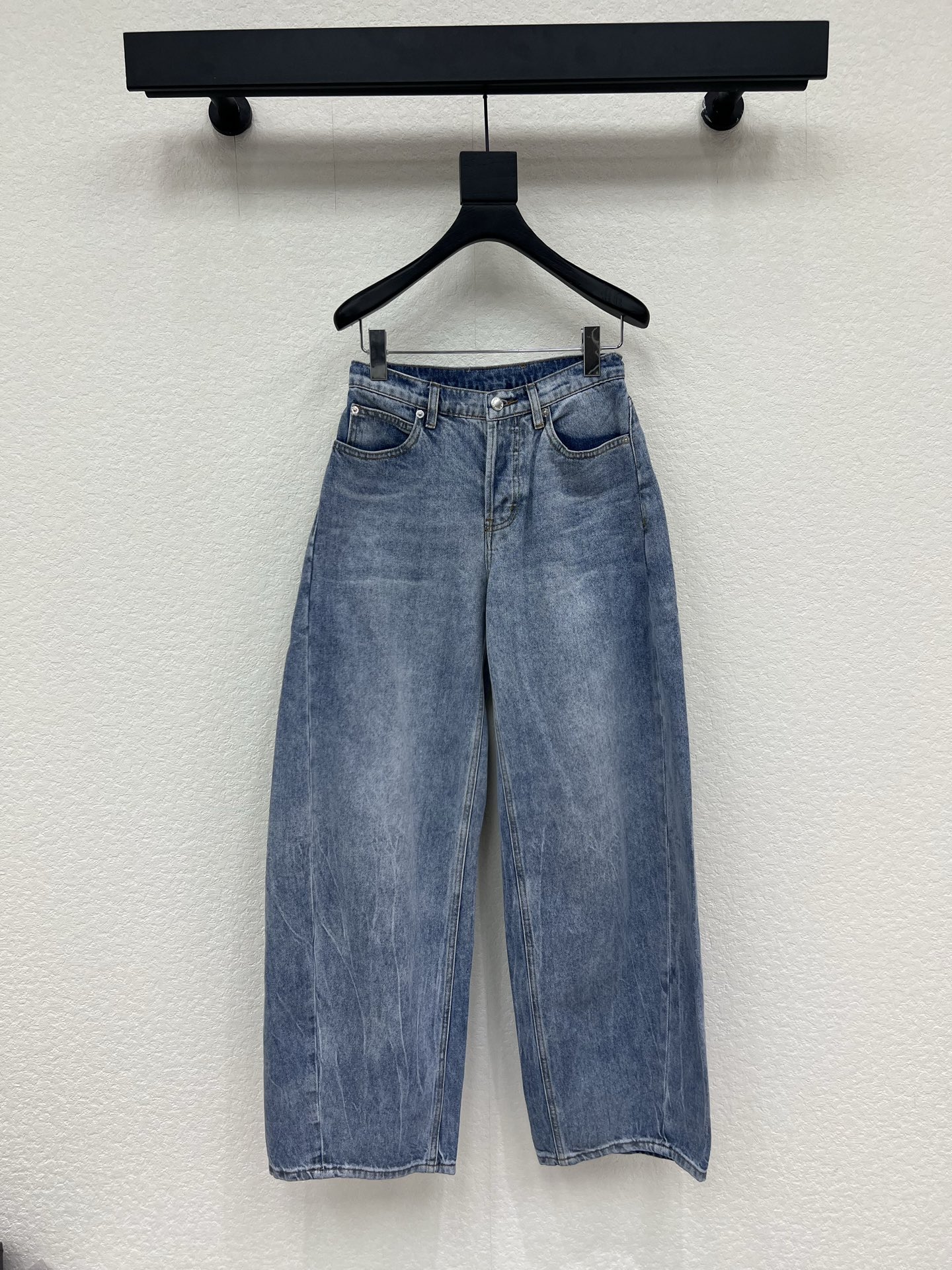 NO:801589,Alexander Wan*26 new ripped denim trousers, these light blue washed ripped jeans, with brand embroidery on the back pocket, full of retro feel, high waist and wide leg design, slimming and modifying the leg shape, pear-shaped figure friendly, soft and drapey fabric, super comfortable to wear in spring and summer, easy to manage for daily commuting and leisure, ripped holes + distressed details, fashionable and individual, match with simple tops or sneakers, you can easily get a lazy and high-end look!  SML A,,alexander wang,sneakers,jeans,19860909Alexander Wan*大王26新款破洞牛仔长裤,这款浅蓝水洗破洞牛仔裤,后袋有品牌刺绣,复古感满满,高腰阔腿设计,显瘦又修饰腿型,梨形身材友好,面料柔软有垂感,春夏穿超舒服,日常通勤、休闲都能轻松驾驭,破洞+做旧细节,时髦又有个性,搭配简约上衣或运动鞋,轻松get慵懒高级感穿搭！SML A,,alexander wang,sneakers,jeans,,Women's clothing