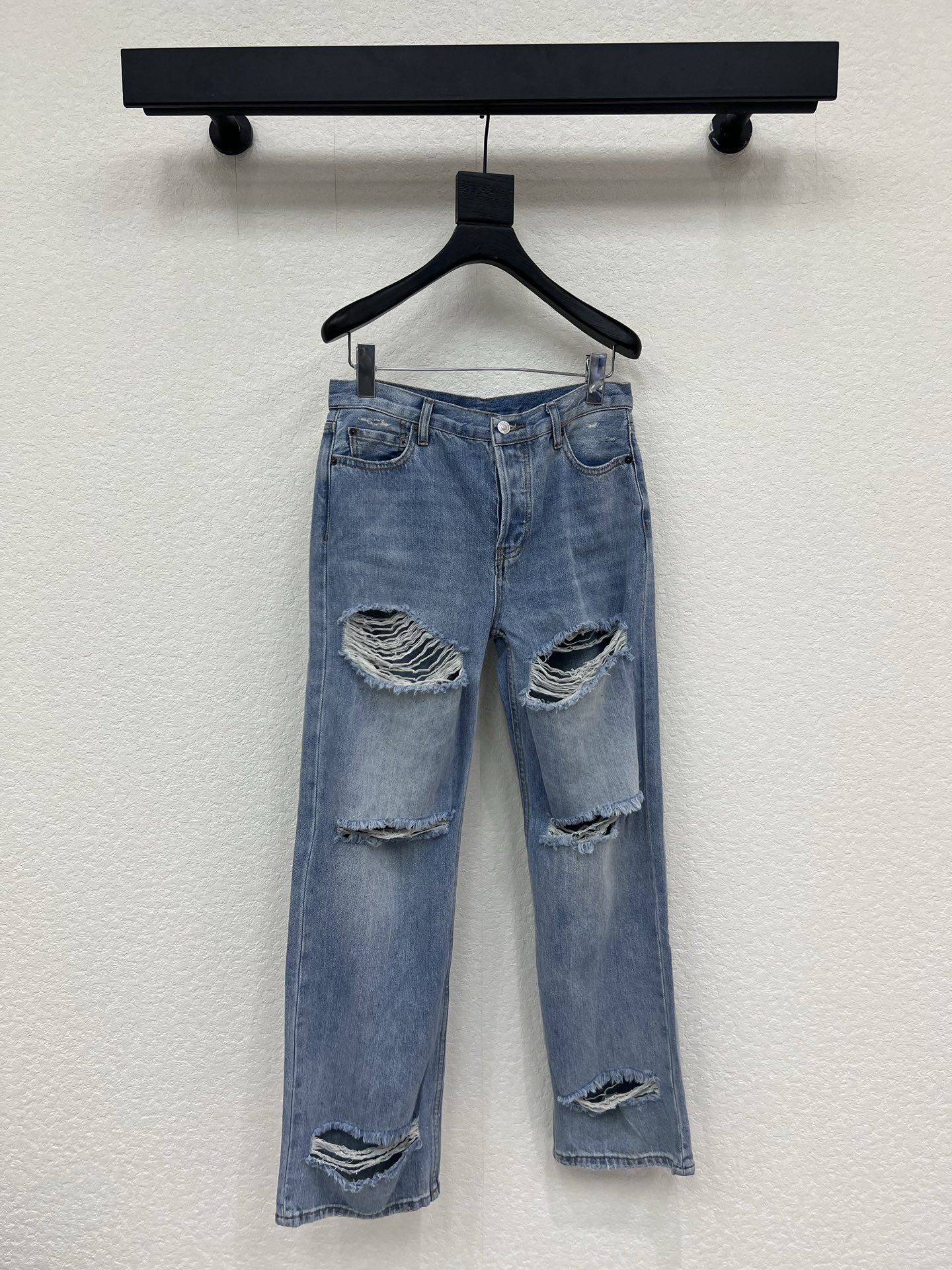 NO:801594,Acne Studi*26 new style of ripped jeans, light blue wash + multiple holes, full of retro feel!  The loose straight version is super comfortable to wear and is suitable for daily outings or concave shapes. It is available in limited quantities and has the same style as the show. Pair it with short boots, long boots or sneakers, and you can easily switch between high street or hot girl style. It is fashionable and versatile!  SML,,acne studios,boots,sneakers,jeans,19860909Acne Studi*26新款这款破洞牛仔裤,浅蓝水洗＋多处破洞,复古做旧感满满！宽松直筒版型,穿起来超舒适,日常出街或凹造型都很OK十.限量发售,秀场同款,搭配短靴、长靴或运动鞋,轻松切换高街or辣妹风,时髦又百搭！SML,,acne studios,boots,sneakers,jeans,,Women's clothing