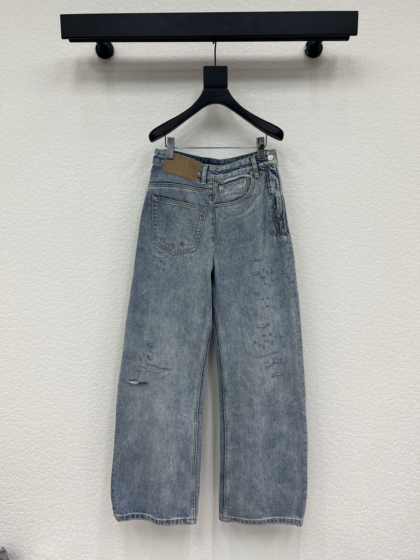 NO:801588,MM6 Margiela 26 new reverse distressed ripped jeans. Retro distressed wash color, soft and skin-friendly material, first-class texture. Personalized reverse design, fashionable and high-end upper body, lengthening legs and modifying the leg shape, super friendly to wide hips and thick legs. High-quality denim, wear-resistant and comfortable, perfect for daily outings and taking photos!  Pair it with a crop top or a sweater for a sweet and cool look that's a must-have for trendy wear!  SML A,,masion margiela,masion margiela,jeans,19860909MM6马吉拉26新款反转式做旧破洞反穿牛仔裤.复古做旧水洗色,柔软亲肤材质,质感一流.个性反穿设计,上身时髦又高级,显腿长又修饰腿型,对胯宽腿粗超友好.高品质牛仔布,耐磨又舒适,日常出街、拍照都超合适！搭配短款上衣或针织衫,甜酷风轻松拿捏,是潮流穿搭必备单品！SML A,,masion margiela,masion margiela,jeans,,Women's clothing