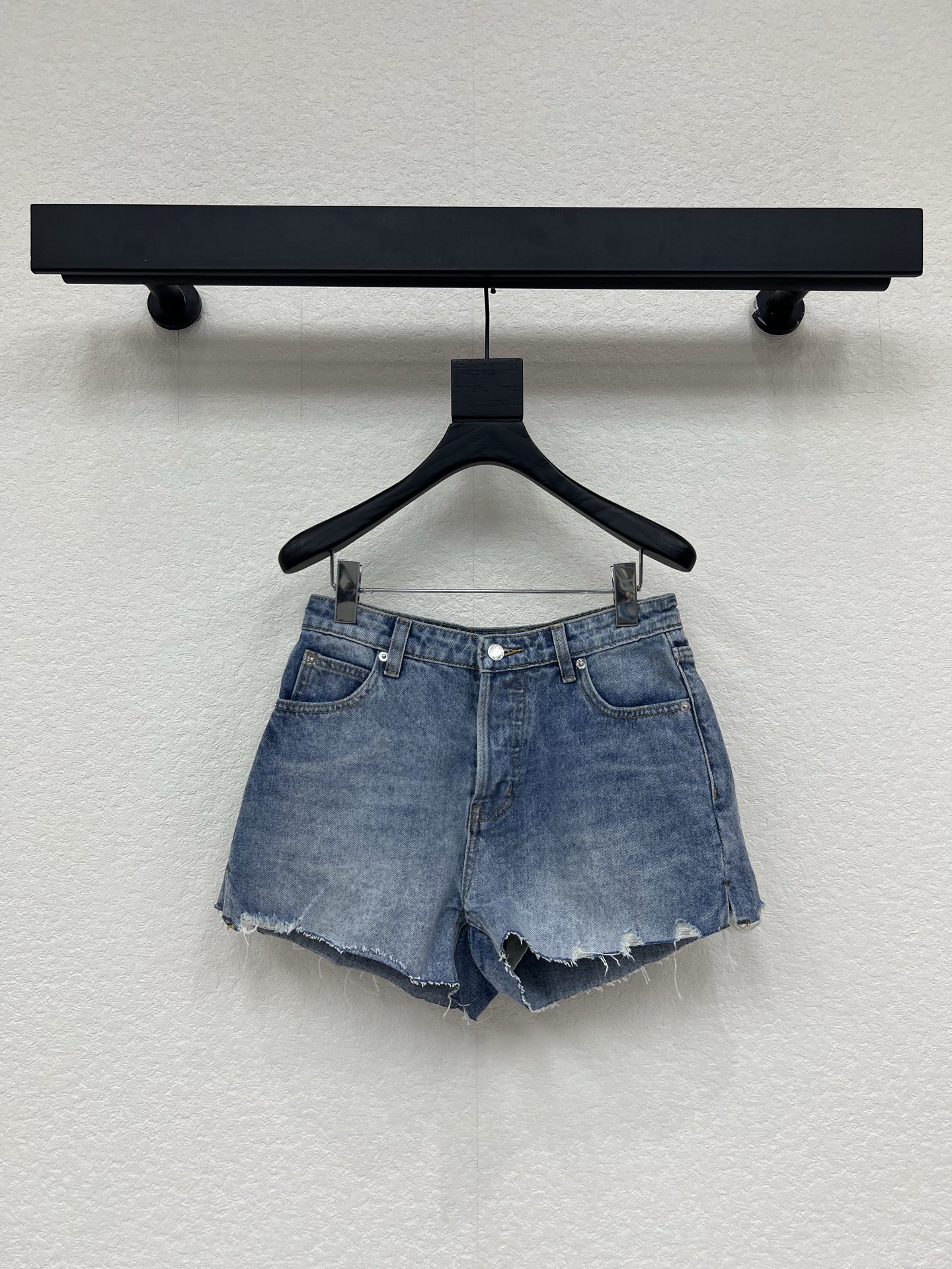 NO:801591,Alexander Wan*26 new light blue washed ripped denim shorts, retro style + raw edge ripped design, the back pocket embossing is very recognizable. The high-waisted A-line version shows long legs, and the raw edges of the trousers are casual and uninhibited. They look great with T-shirts or satin jackets, and you can easily get the American hot girl style!  Suitable for daily outings and taking photos, fashionable and versatile~SML A,,shorts,jackets & coats,tees,t-shirt,19860909Alexander Wan*26新款浅蓝水洗破洞牛仔短裤,复古做旧风+毛边破洞设计,后袋压纹超有辨识度.高腰A字版型显腿长,裤脚毛边随性不羁,搭T恤或缎面外套都很出彩,轻松get美式辣妹风！日常出街、拍照都超适合,时髦又百搭～SML A,,shorts,jackets & coats,tees，t-shirt,,Women's clothing