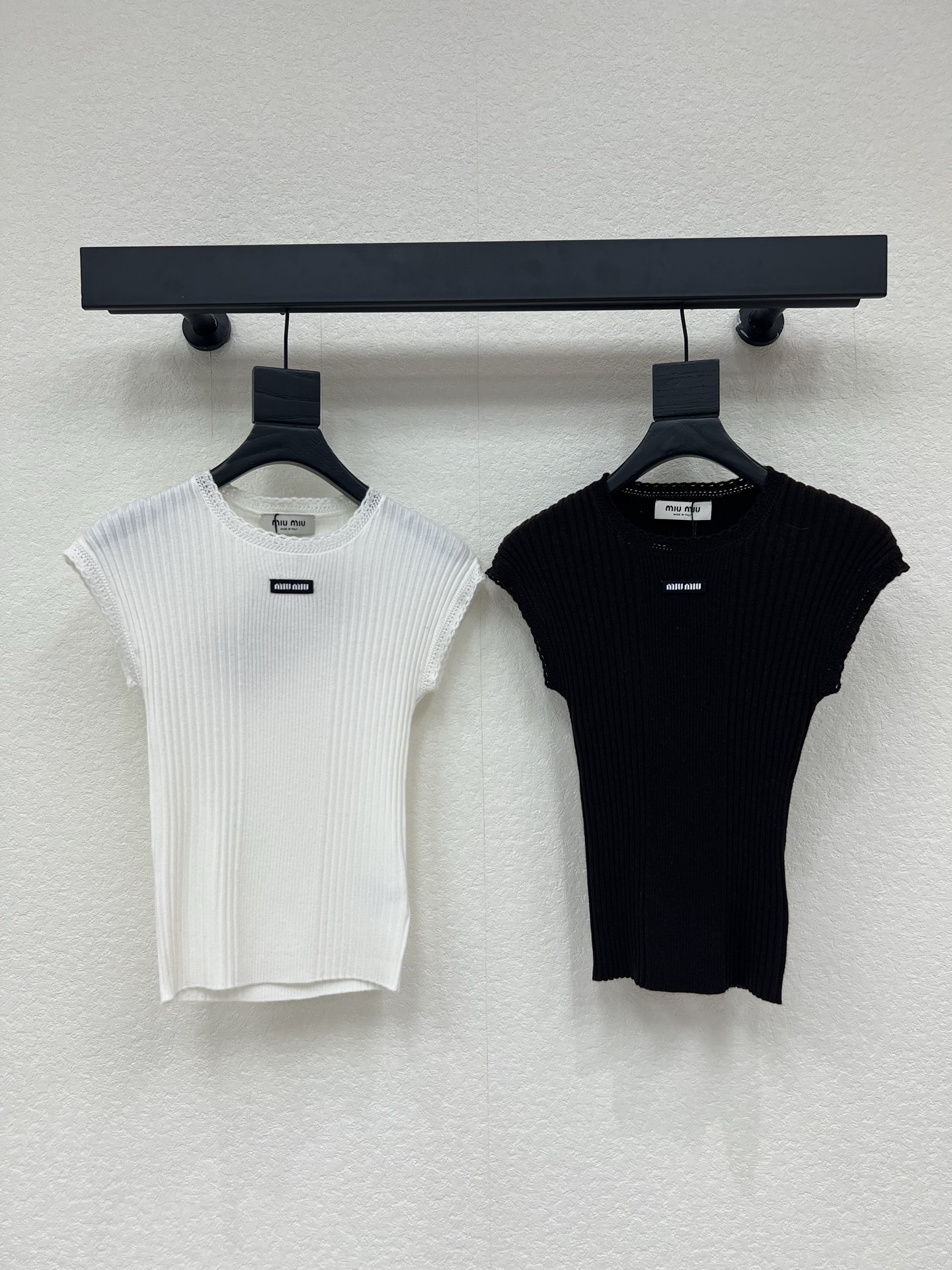 NO:802173,Miumi*26 new spring and summer knitted short sleeves, vertical stripe design + soft knitted fabric, good elasticity and breathability, super comfortable to wear in spring and summer!  Round neck + short sleeve tailoring, simple and elegant, the black brand logo on the chest is very recognizable. It can be easily used for daily commuting and leisure. It goes well with jeans or skirts. It is versatile and fashionable, and you can easily get elegant and casual style~SML,,miumiu,skirts,jeans,T-shirt,19860909Miumi*26春夏新款针织短袖,竖条纹设计+柔软针织面料,弹性好又透气,春夏穿超舒服！圆领+短袖剪裁,简约大方,胸前黑色品牌标识超有辨识度.日常通勤、休闲都能轻松驾驭,搭配牛仔裤或半裙都很OK,百搭又时髦,轻松get优雅休闲风～SML,,miumiu,skirts,jeans,T-shirt,,Women's clothing