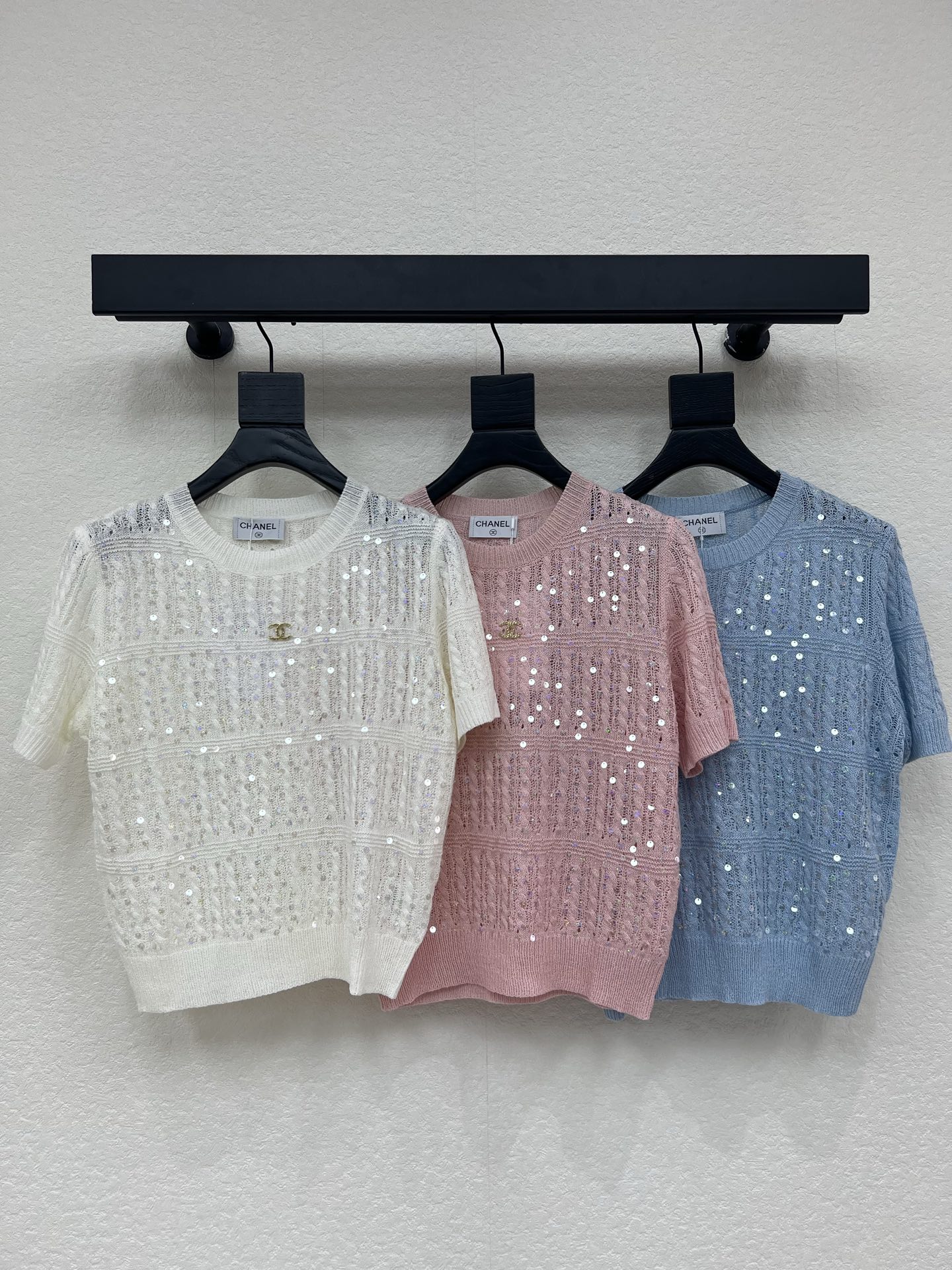 NO:801577,CHANE*26 new spring and summer heavy industry sequin hollow knitted short sleeves!  Customized wool material weaving, delicate and comfortable. Round neck knitted short-sleeved cut. The whole body is decorated with vertical pit strips and hollow sequins embellished with the front placket. Iconic hardware and diamond-encrusted double C design highlights the brand personality. The short version is easy to control for daily commuting!  SML,,chanel,T-shirt,19860909CHANE*26春夏新款重工珠片镂空针织短袖！定制羊毛材质织造 细腻舒适 圆领针织短袖剪裁 整体饰以竖坑条镂空珠片点缀前襟标志性五金镶钻双C设计 彰显品牌个性 短款版型 日常通勤轻松驾驭！SML,,chanel,T-shirt,,Women's clothing