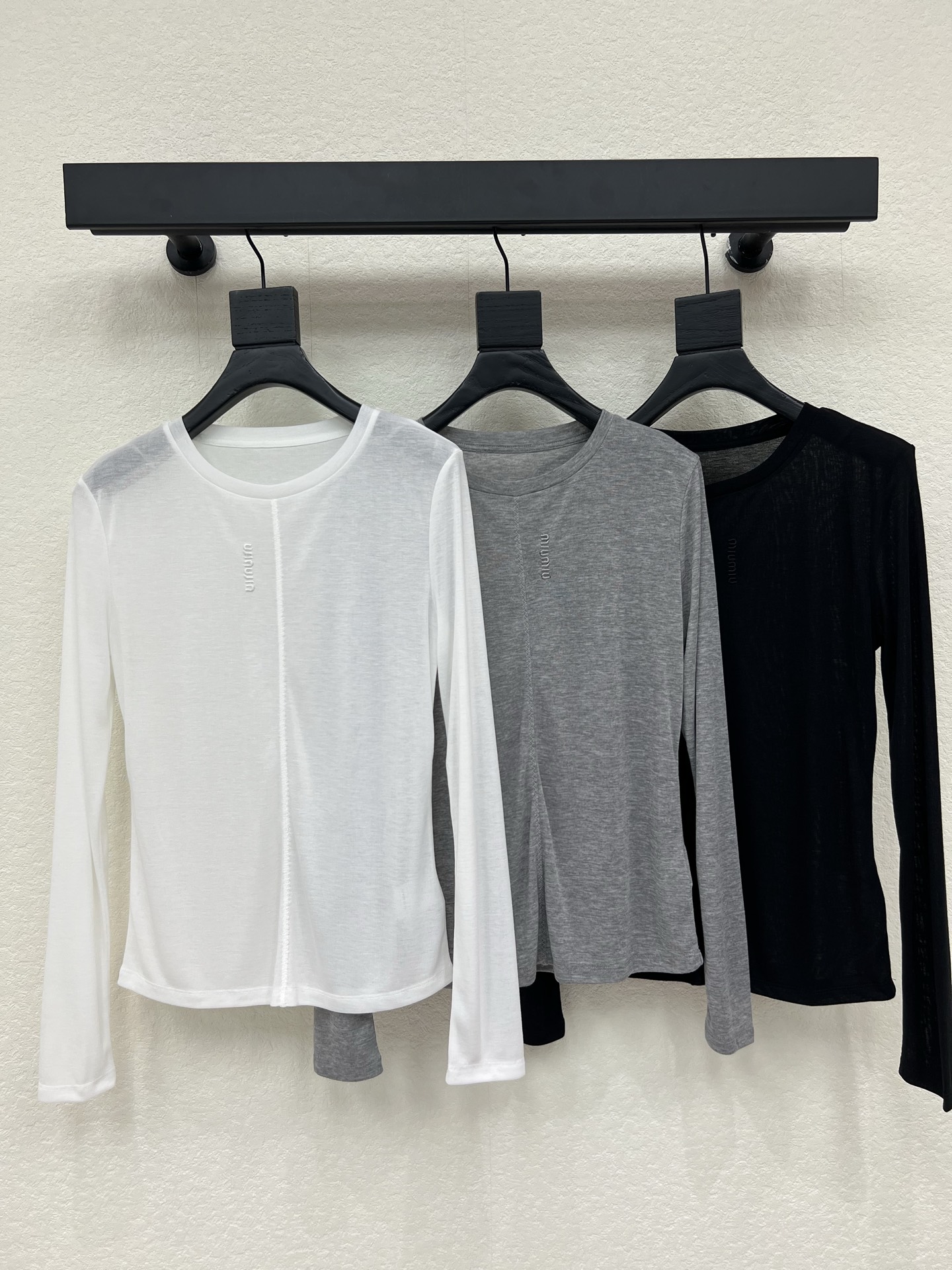 NO:803490,Miumi*26 new round neck long-sleeved bottoming shirt. Customized imported rayon material. Soft fabric. Straight-shoulder tailoring + midline gathers to add layering to the look. Iconic letter logo decoration on the chest to highlight the brand tone. Create an elite and high-intellectual sense. Slim long-sleeved version tailoring. Casual matching for daily commuting and dating. High-end fashion. SML,,miumiu,19860909Miumi*26新款圆领长袖打底衫 定制进口人棉材质 软乎乎的面料 正肩剪裁+中线收褶 增添造型层次感 胸前点缀标志性字母徽标装饰 彰显品牌调性 打造精英高智感 修身长袖版型剪裁 日常通勤约会随意搭配穿搭 高级时髦 SML,,miumiu,,Women's clothing