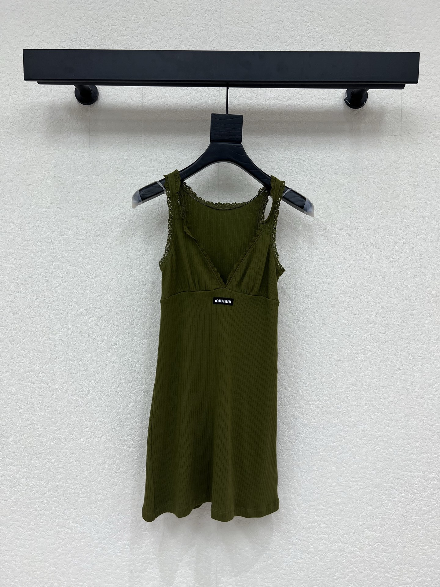 NO:803493,Miumi*26 new spring and summer round neck vest dress. The retro olive green is really elegant. The deep V neckline with lace earrings has a sweet and spicy atmosphere, and it modifies the shoulder and neck lines. The pitted knitted fabric is full of elasticity, slimming and not tight, showing off the figure. The A-line skirt covers the flesh and makes you slim. It is super friendly to all body types. The iconic small logo on the chest, wear alone with a suit, denim jacket, and knitted cardigan are great!  SML A,,miumiu,skirts,jackets & coats,business suit,19860909Miumi*26春夏新款圆领背心裙 复古橄榄绿真的太显气质了 ,蕾丝木耳边深V领口,自带甜辣氛围感,修饰肩颈线条 坑条针织面料,弹力十足,修身不紧绷巨显身材,A字裙摆遮肉显瘦,对各种身材都超友好 胸前标志性小logo,单穿外搭西装 牛仔外套、针织开衫都超绝！SML A,,miumiu,skirts,jackets & coats,business suit,,Women's clothing