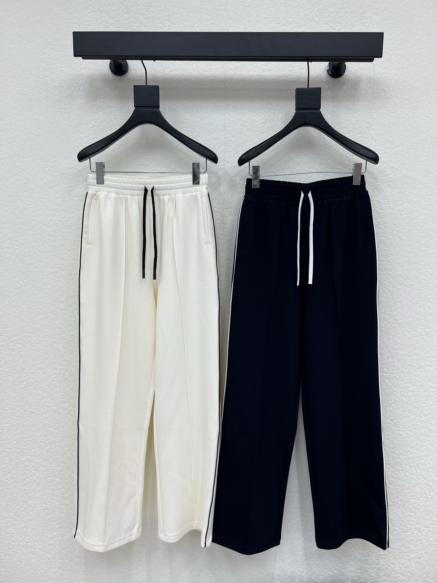 NO:803485,Miumi*26 new elastic waist drawstring casual trousers. Air-layer fabric, minimalist lines + high-end color matching, neat and not procrastinating, suitable for work and fashionable. Drape anti-wrinkle fabric, no wrinkles for long periods of sitting, zero embarrassment when traveling and commuting. Loose wide-leg version, hiding the flesh and slimming, super friendly to all kinds of leg types. Drawstring waist design, taking into account comfort and beauty, free adjustment of elasticity. SML,,miumiu,19860909Miumi*26新款松紧腰抽绳休闲长裤.空气层面料,极简线条+高级感配色,利落不拖沓,上班穿得体又时髦 垂顺抗皱面料,久坐不起皱,出差通勤零尴尬 宽松阔腿版型,藏肉显瘦,对各种腿型都超友好 抽绳腰头设计,兼顾舒适与美观,松紧自由调节.SML,,miumiu,,Women's clothing
