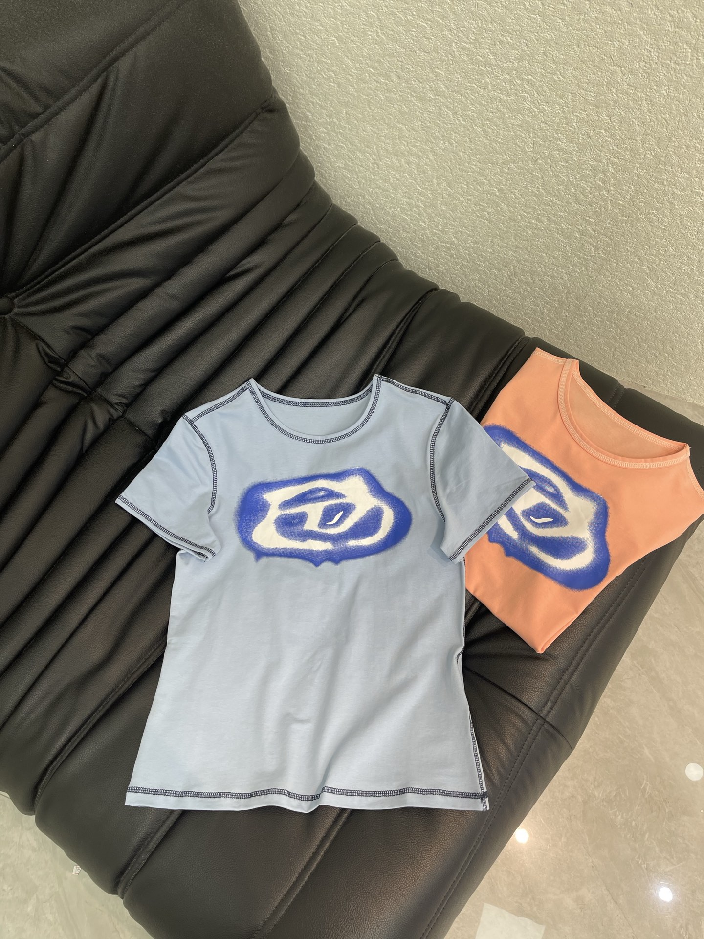 NO:801575,Dies*26 new spring and summer style, spray-painted Logo short-sleeved T-shirt, spray-painted Logo design on the chest, full of street feel, perfect recognition, slim fit + gray stitching, full of details, stylish with jeans or overalls, easy to create a casual and fashionable look! Two colors SML AA, jeans, T-shirt, tees, t-shirt,19860909Dies*26春夏新款 喷涂Logo短袖T恤 胸前喷涂Logo设计 街头感十足 辨识度满分 修身剪裁+灰色缝线 细节感拉满,随便搭牛仔裤或工装裤都很有型,轻松打造休闲时尚look! 两个色SML AA,,jeans,T-shirt,tees，t-shirt,,Women's clothing