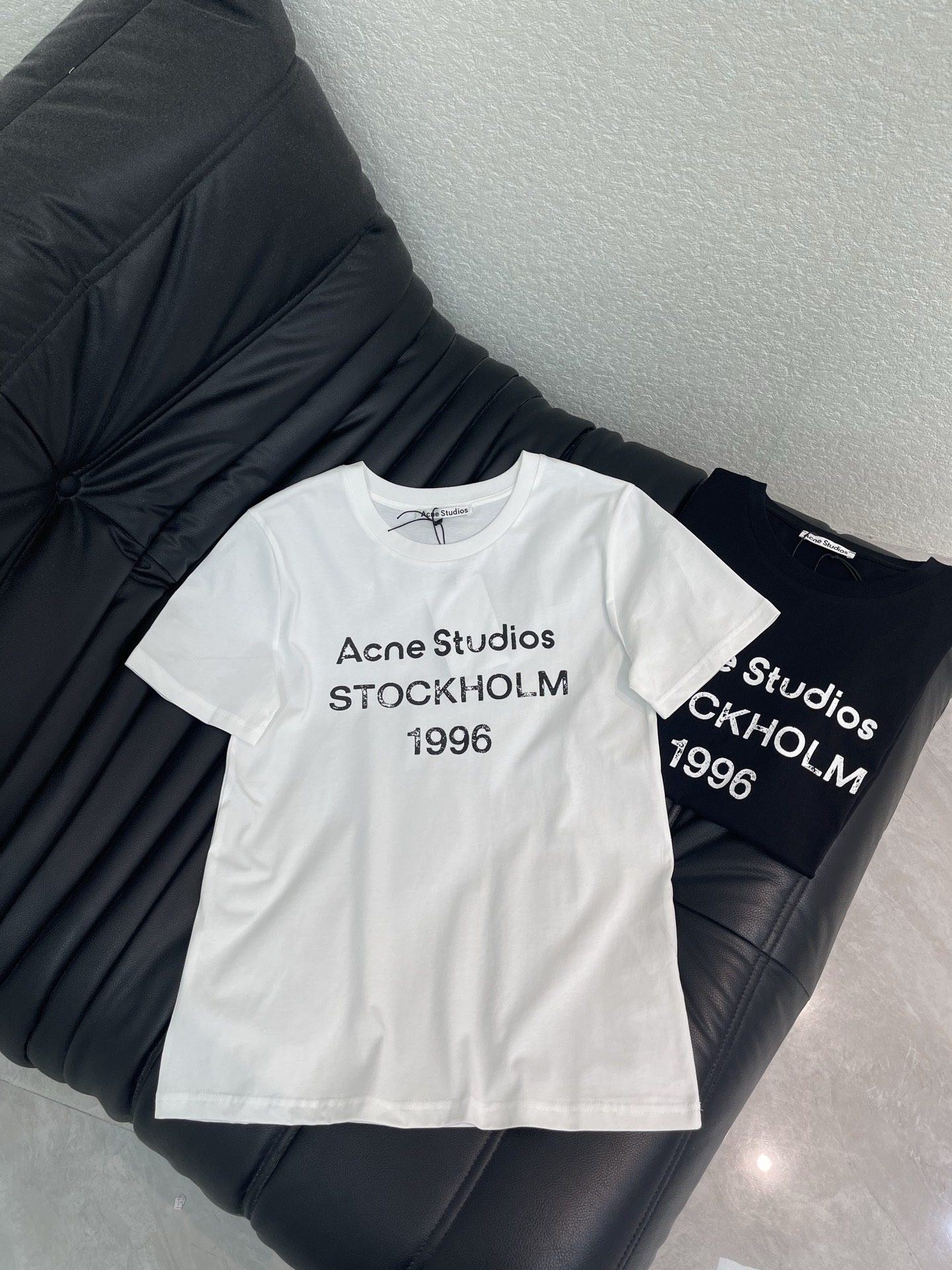 NO:807639,Acne studi*26 new spring and summer short-sleeved T-shirt with letter print. Customized mercerized cotton material. This 1996 letter T is so good at bringing an 'old-fashioned' street atmosphere, and it is easy to handle Dirty Fit. Soft and breathable fabric, zero-binding black and white on the upper body, can directly take over your outfit for the week. It looks great with jeans/sweatpants/blazers. A must-have basic ceiling for fashionable people's wardrobes!  SML,,acne studios,jackets & coats,T-shirt,tees,t-shirt,business suit,19860909Acne studi*26春夏新款字母印花短袖T恤 定制丝光棉材质 这款1996字母T太会了自带“做旧感”的街头氛围,Dirty Fit轻松拿捏 软垂透气的面料,上身零束缚黑白两色直接承包你的一周穿搭 搭牛仔/运动裤/西装外套都超有那味儿 潮人衣柜必备的基础款天花板！SML,,acne studios,jackets & coats,T-shirt,tees，t-shirt,business suit,,Women's clothing