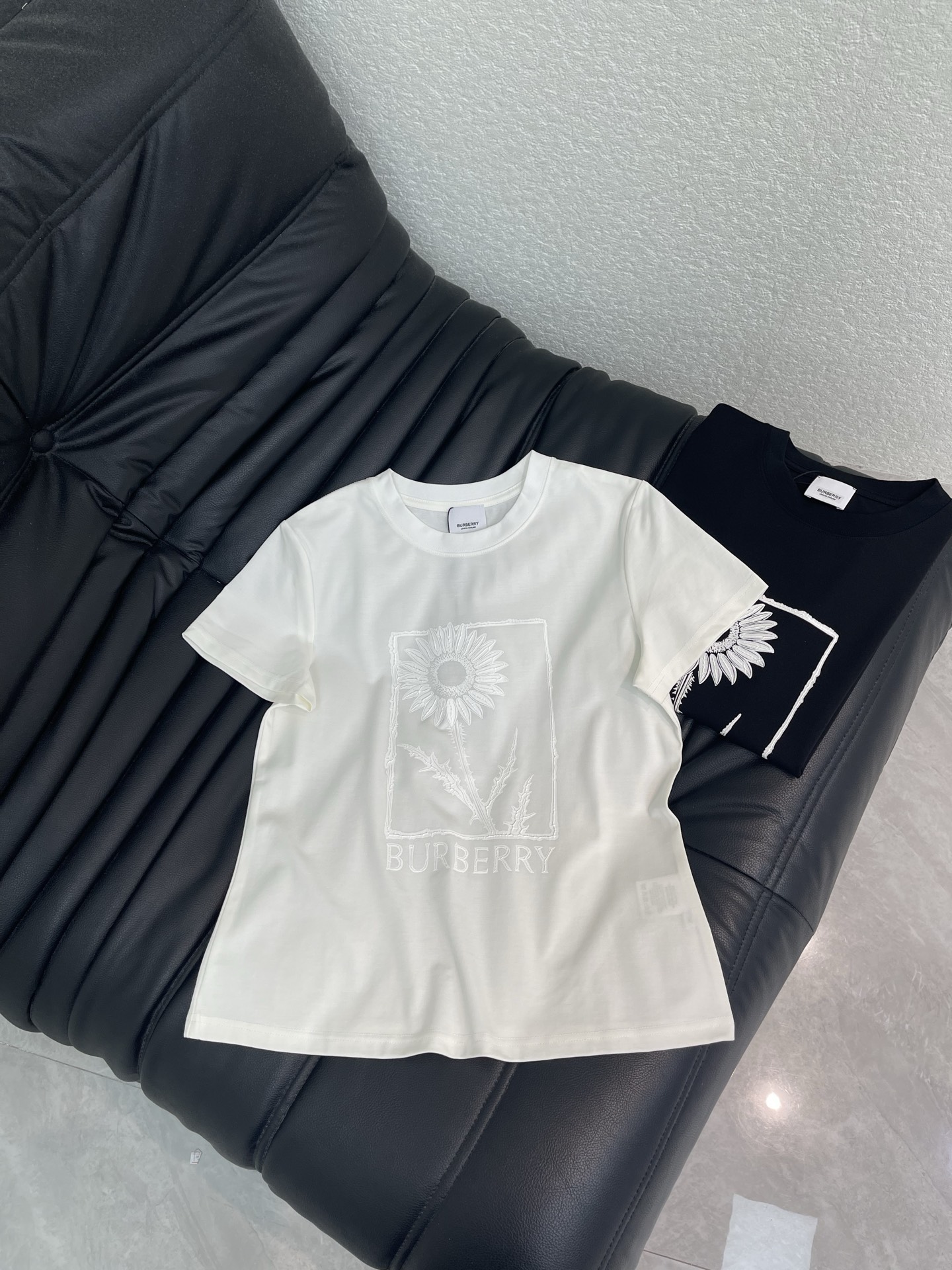NO:804569,Burberr*26 new spring and summer white sunflower short-sleeved T-shirt. Made of mercerized cotton fabric with soft and delicate texture, simple and versatile, and age-reducing temperament!  The fit is slim and the effect is comfortable and good-looking!  Very suitable for summer wear. S-XXL A,,burberry,T-shirt,tees,t-shirt,19860909Burberr*26春夏新款白色向日葵短袖T恤.采用丝光棉面料质感柔软细腻,简约百搭,减龄气质！版型修身上身效果舒适好看！非常适合夏日穿着.S-XXL A,,burberry,T-shirt,tees，t-shirt,,Women's clothing