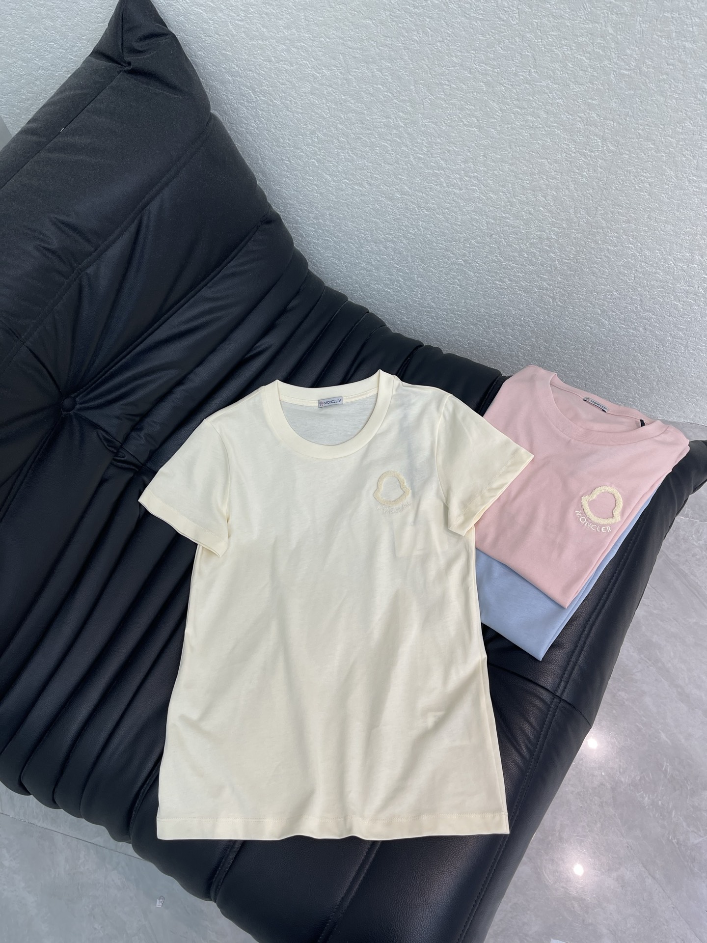 NO:801573,Moncle* Mouth Mouth 26 Spring and Summer New Style Short-sleeved T-shirt with embroidered icons Simple round neck + small logo embroidery on the chest Low-key yet recognizable Tailored to a slim fit Can be worn alone or as an inner layer Easily matched with jeans and casual pants for daily commuting and can be held in casual occasions. Three colors SML A, Moncler, jeans, T-shirt, tees, t-shirt,19860909Moncle*蒙口 26春夏新款 刺绣图标短袖T恤 简约圆领+胸前小Logo刺绣 低调又有辨识度 剪裁修身 单穿或内搭都很OK 轻松搭配牛仔裤 休闲裤日常通勤 休闲场合都能hold住.三个色SML A,,Moncler,jeans,T-shirt,tees，t-shirt,,Women's clothing