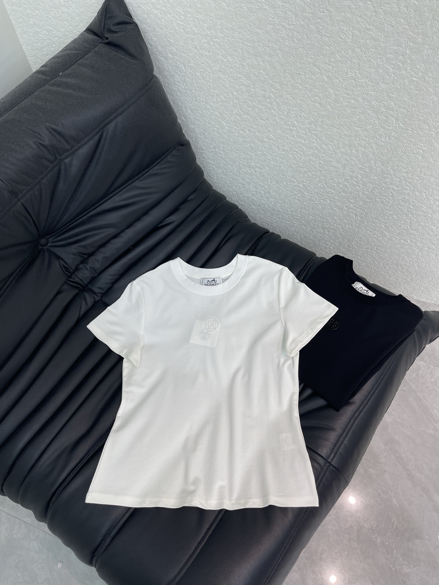 NO:804559,Herme*26 new spring and summer solid color H letter beaded short-sleeved T-shirt. Made of mercerized cotton fabric, the texture is soft and delicate, simple and versatile, and has an age-reducing temperament!  The fit is slim and the effect is comfortable and good-looking!  Very suitable for summer wear. S-XXL A,,hermes,T-shirt,tees,t-shirt,19860909Herme*26春夏新款纯色H字母钉珠片短袖T恤.采用丝光棉面料质感柔软细腻,简约百搭,减龄气质！版型修身上身效果舒适好看！非常适合夏日穿着.S-XXL A,,hermes,T-shirt,tees，t-shirt,,Women's clothing