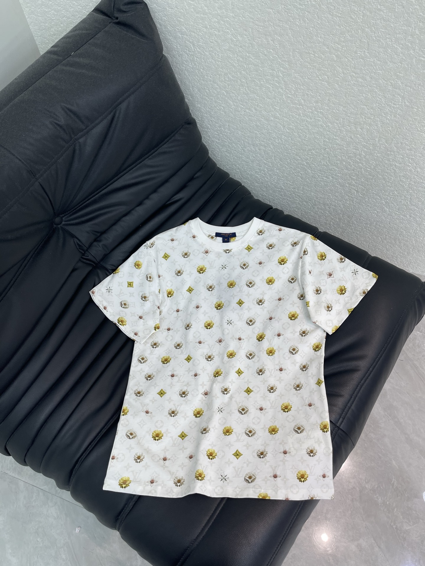 NO:802163,Louis Vuitto*26 new spring and summer short-sleeved T-shirt with daisy logo!  Customized raw cotton material, high-end texture, comfortable and soft, regular round neck and short-sleeved cut, all-over four-leaf clover letter logo and contrasting daisy pattern are smart and fresh, the fabric is soft and skin-friendly, and the loose fit is not flattering to the body shape. Wear it alone to give you a full of girly look. Layer it with a denim jacket and a knitted cardigan, and you can unlock a lazy and casual tone. It is a perfect tool to create a sense of atmosphere!  SML,,louis vuitton,jackets & coats,T-shirt,tees,t-shirt,19860909Louis Vuitto*26春夏新款小雏菊徽标短袖T恤！定制原生全棉材质,质感高级,舒适柔软,常规圆领短袖剪裁,通体四叶草字母徽标撞色小雏菊图案灵动又清新,面料软弹亲肤,宽松的版型不挑身形,单穿是元气满满的少女感,搭牛仔外套、针织开衫叠穿,又能解锁慵懒随性的腔调,妥妥的穿搭氛围感神器！SML,,louis vuitton,jackets & coats,T-shirt,tees，t-shirt,,Women's clothing