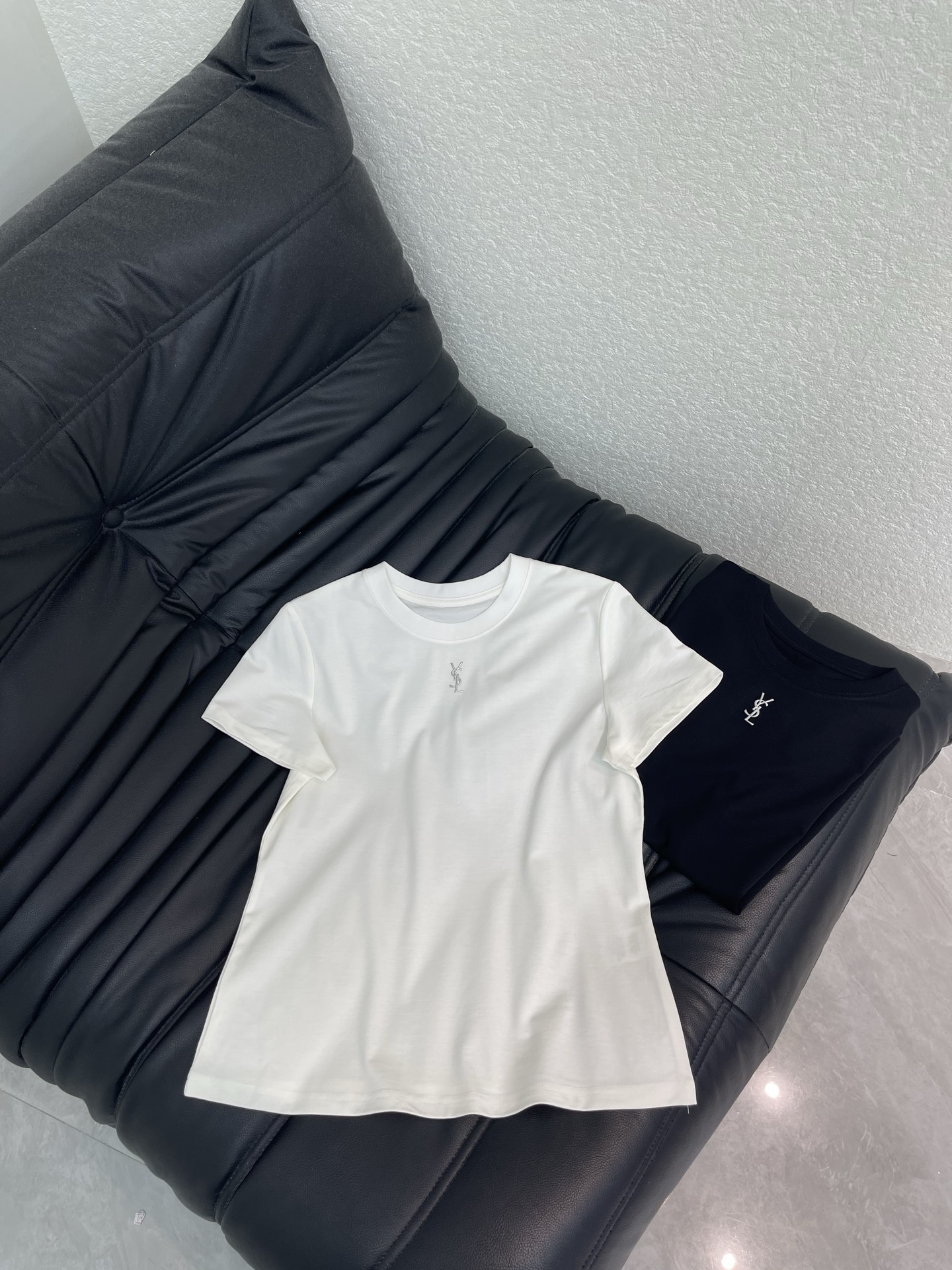 NO:804557,Ysl*26 new spring and summer silver logo hot-printed round neck short-sleeved T-shirt. Made of mercerized cotton fabric, the texture is soft and delicate, simple and versatile, and has an age-reducing temperament!  The fit is slim and the effect is comfortable and good-looking!  Very suitable for summer wear.S-XXL A,,saint laurent,T-shirt,tees,t-shirt,19860909Ysl*26春夏新款银色logo烫印圆领短袖T恤.采用丝光棉面料质感柔软细腻,简约百搭,减龄气质！版型修身上身效果舒适好看！非常适合夏日穿着.S-XXL A,,saint laurent,T-shirt,tees，t-shirt,,Women's clothing