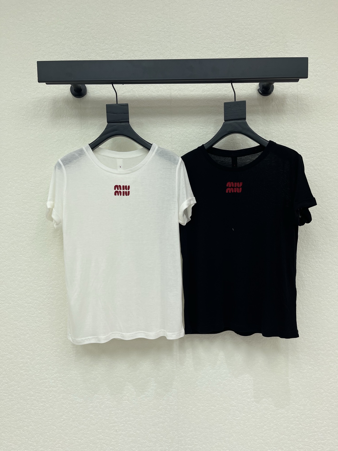 NO:803480,Miumi*26 new letter patch embroidered round neck short-sleeved T-shirt. Made of soft and high-elastic fabric, it is very comfortable to wear close to the body, breathable and not sweaty!  Straight shoulder cut + button design in the middle of the back, instantly transforms into right-angled shoulders, ant waist, thick waist and belly, all covered!  Classic black and white color, you won’t be surprised when you close your eyes!  It looks good with suits, jeans, and skirts, and it looks fashionable as an inner layer for daily, commuting, or solo wear!  SML A,,miumiu,skirts,jeans,T-shirt,tees,t-shirt,business suit,19860909Miumi*26新款字母贴布刺绣圆领短袖T恤.软乎乎的高弹面料,贴身穿巨舒服,透气不闷汗！正肩剪裁+后背中间纽扣设计,秒变直角肩、蚂蚁腰,腰粗肚子有肉全遮住！黑白经典色,闭眼入都不踩雷！搭西装、牛仔裤、半身裙都好看,日常、通勤、单穿内搭出彩时髦！SML A,,miumiu,skirts,jeans,T-shirt,tees，t-shirt,business suit,,Women's clothing