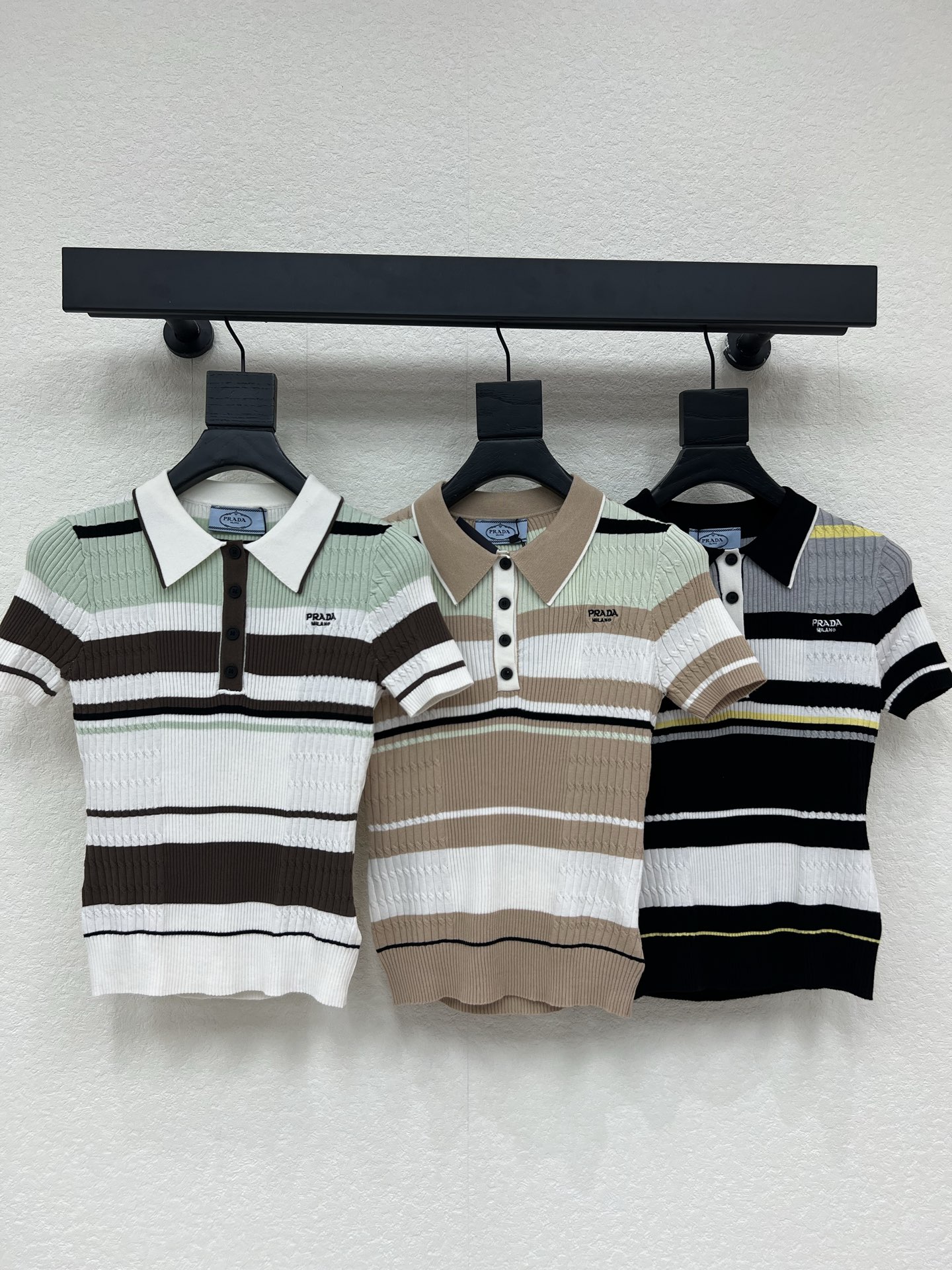 NO:802182,Prad*26 new spring and summer striped knitted lapel short-sleeved POLO shirt. Contrasting color stripe design, simple and layered. Classic Polo collar + short-sleeved design. The logo on the chest low-key highlights the brand identity. It is a super fit for spring and summer. It can be easily controlled for business, leisure or daily travel. It is fashionable and practical! Three colors SML A, prada, T-shirt,19860909Prad*26春夏新款条纹针织翻领短袖POLO衫 撞色条纹设计 简约又有层次感 经典Polo领+短袖设计 胸前Logo低调彰显品牌身份 春夏穿超合无论商务休闲还是日常出行都能轻松驾驭,时尚又实用!三个色SML A,,prada,T-shirt,,Women's clothing