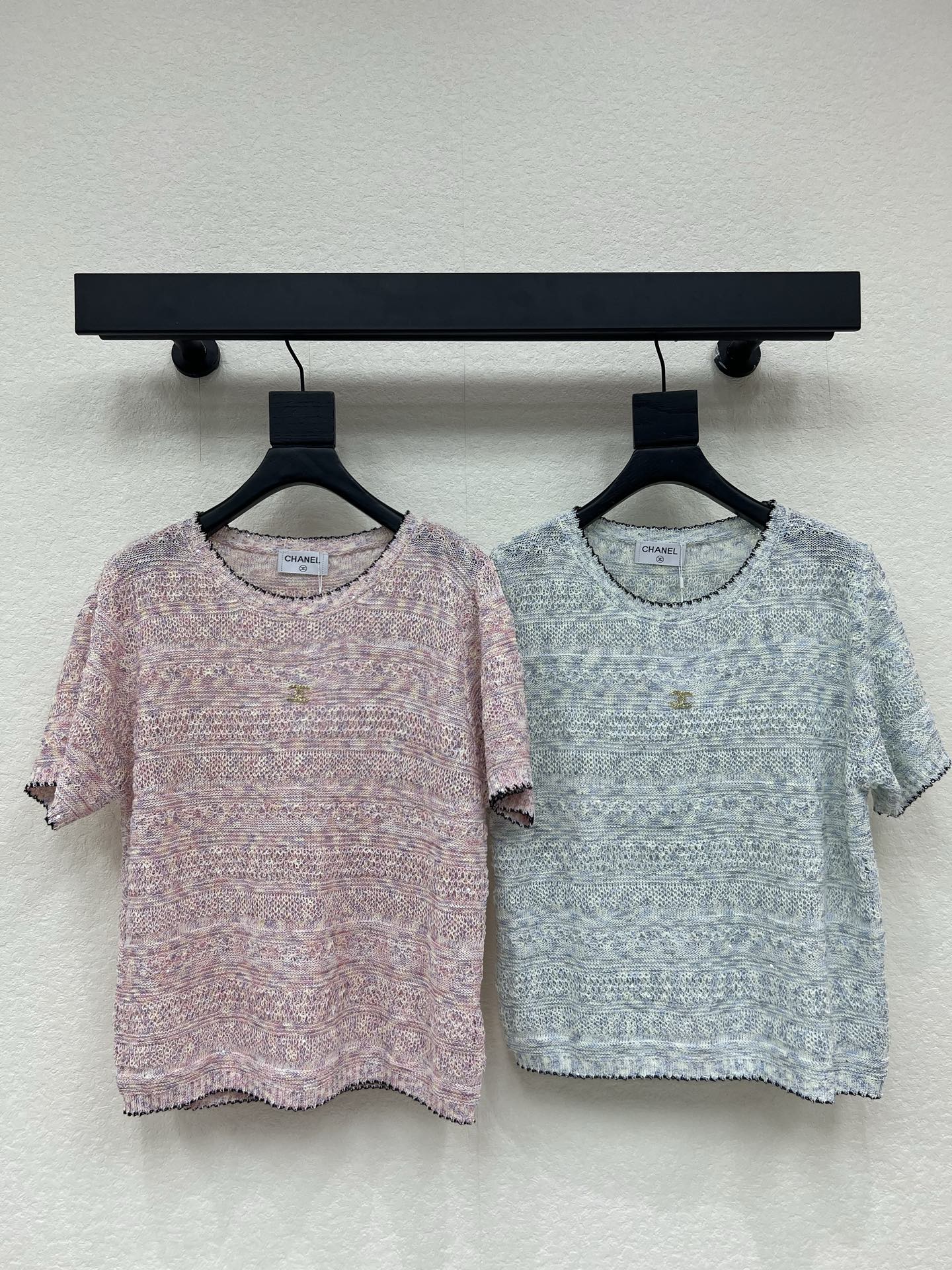 NO:802189,CHANE*26 new spring and summer gradient color knitted short sleeves!  Customized imported yarn weaving, soft and skin-friendly, comfortable and stylish, round neck and short-sleeved tailoring, large body gradient stripes intertwined with hollow crochet textures staggered to form a sense of layering, double C logo decoration on the chest, playful and age-reducing, whitening, easy to wear for daily travel or casual gatherings!  SML,,chanel,T-shirt,19860909CHANE*26春夏新款渐变色针织短袖！定制进口纱线织造 柔软亲肤 舒适有型 圆领短袖剪裁 大身渐变条纹交织镂空钩针纹理交错走向 形成层次感 胸前双C徽标装饰 俏皮减龄显白 日常出行或轻松聚会轻松驾驭！SML,,chanel,T-shirt,,Women's clothing
