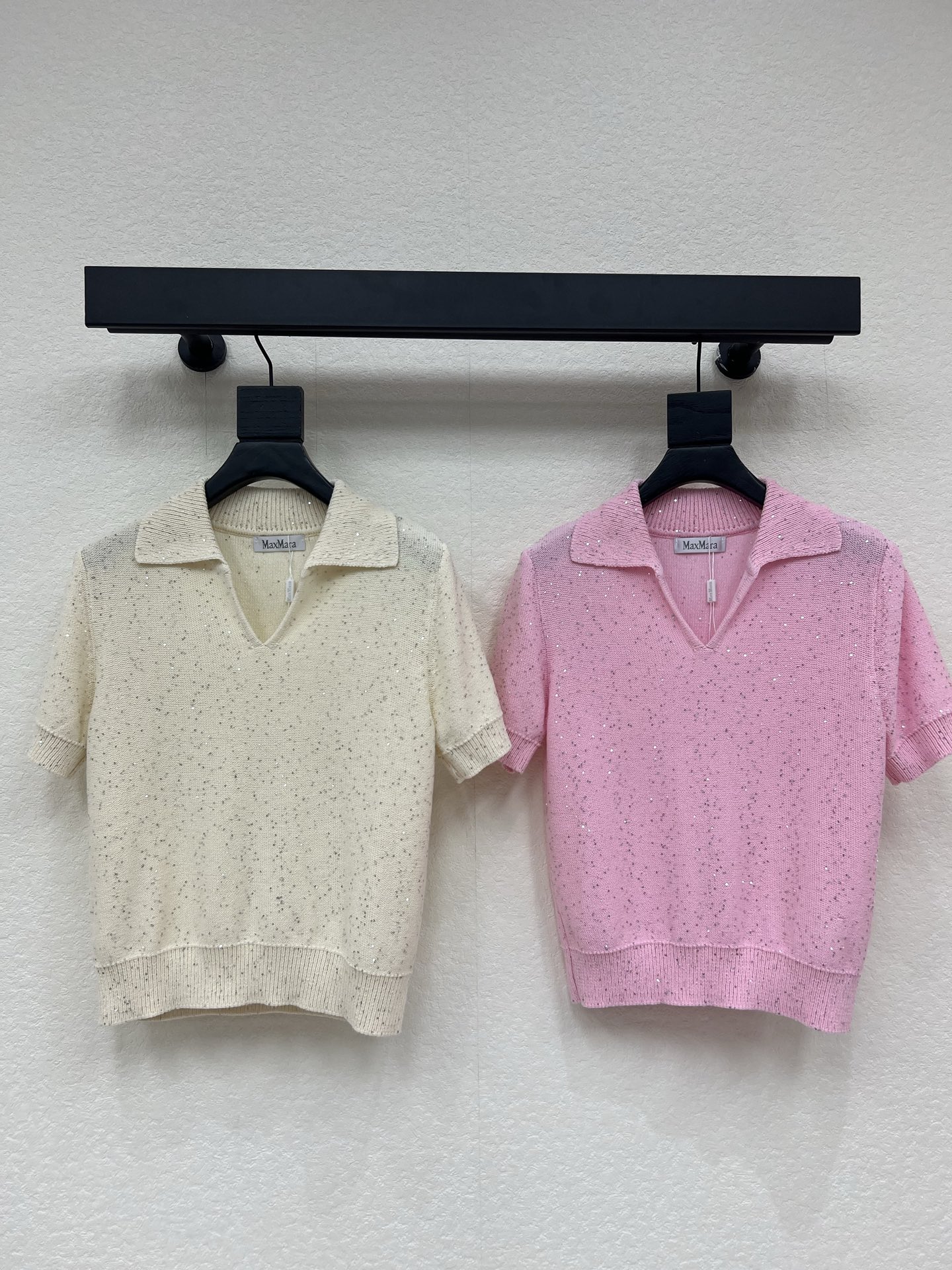 NO:802176,Max mar*26 new spring and summer sequined knitted lapel short sleeves, fine sequins, gentle and delicate. The lapel design modifies the neck line, and the short sleeves are refreshing, perfect for spring and summer!  The knitted fabric is soft and skin-friendly, breathable and not stuffy, so it can be easily used for daily commuting or dating. Pair it with jeans to reduce age and easily create a casual and elegant look!  SML A,,jeans,T-shirt,19860909Max mar*26春夏新款亮片针织翻领短袖,细闪亮片,温柔又精致.翻领设计修饰颈部线条,短袖清爽,春夏穿超合适！针织面料柔软亲肤,透气不闷热,日常通勤或约会都能轻松驾驭.搭配牛仔裤减龄,轻松打造随性优雅造型！SML A,,jeans,T-shirt,,Women's clothing