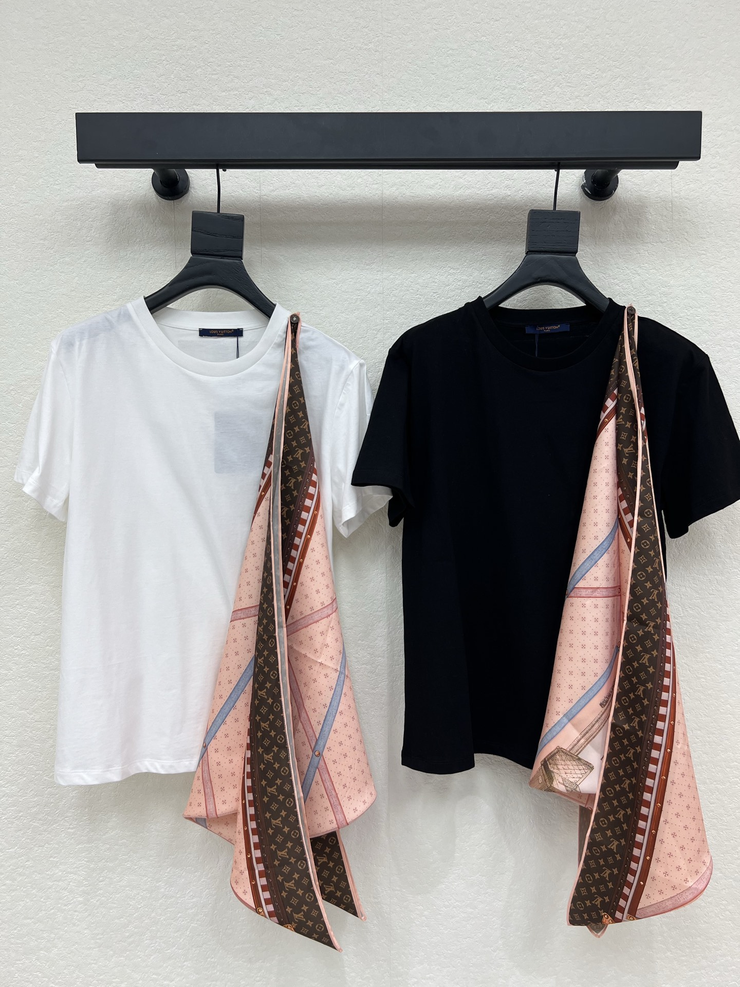 NO:804555,Louis Vuitto*26 new spring and summer button and scarf short-sleeved T-shirt. Pure cotton fabric. High-density fashionable sports style. Every daily wear. Playful and age-reducing design elements full of vitality. High quality. Size SML AA, Louis Vuitton, T-shirt, tees, t-shirt,19860909Louis Vuitto*26春夏新款纽扣配丝巾短袖T恤 纯棉面料 高密度时髦运动风 每个日常的穿搭 俏皮减龄充满元气的设计元素 高品质 尺码SML AA,,louis vuitton,T-shirt,tees，t-shirt,,Women's clothing