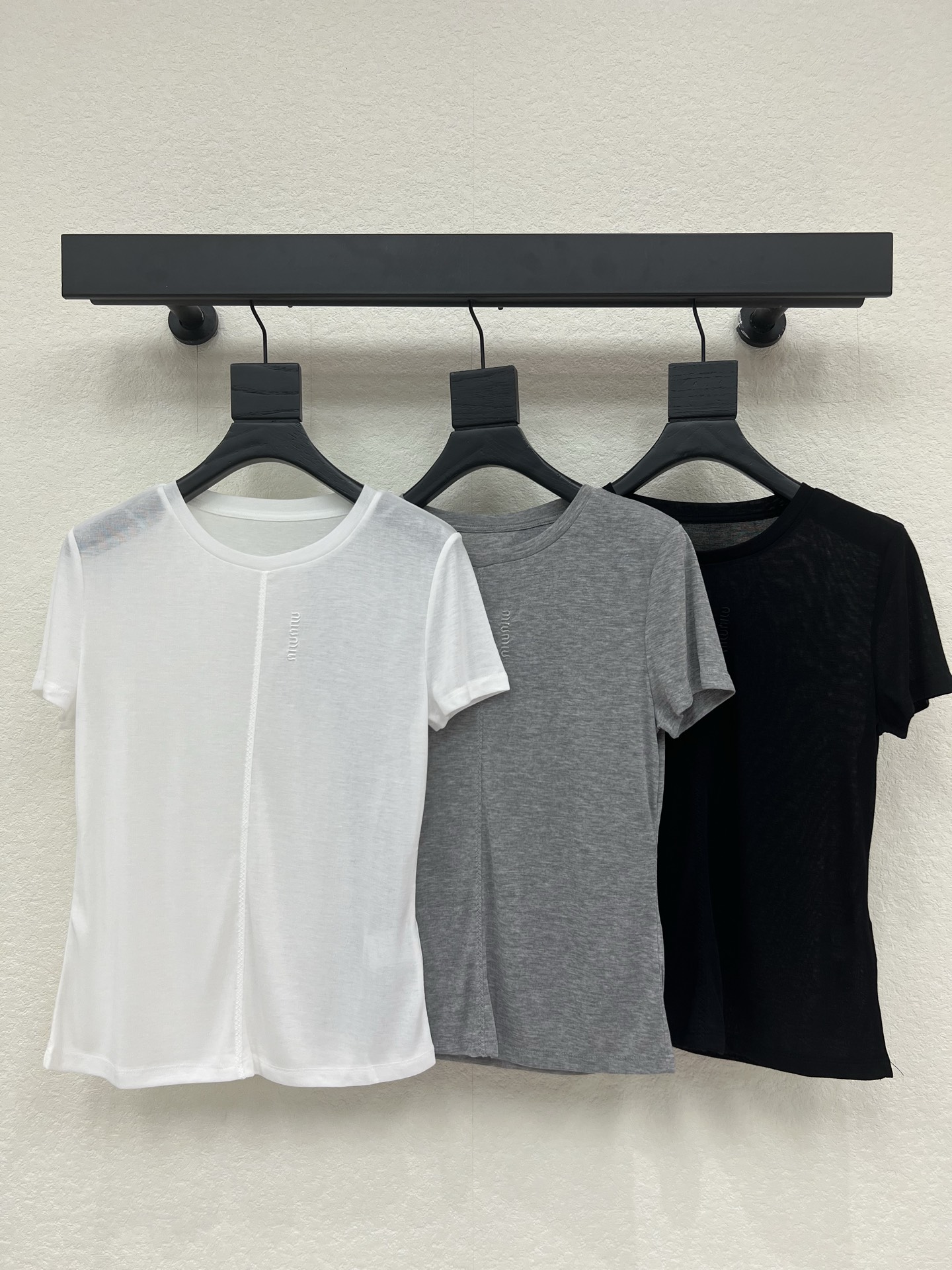 NO:803488,Miumi*26 new round neck short-sleeved T-shirt. Made of soft and high-elastic Tencel fabric, it is extremely comfortable to wear, breathable and not sweaty!  Straight shoulder cut + midline tuck, instantly transform into right-angled shoulders, ant waist, thick waist and belly, all covered!  Three classic colors: white/grey/black, you won’t be surprised when you close your eyes!  It looks good with suits, jeans, and skirts, and it looks fashionable as an inner layer for daily, commuting, or solo wear!  SML A,,miumiu,skirts,jeans,T-shirt,tees,t-shirt,business suit,19860909Miumi*26新款圆领短袖T恤.软乎乎的高弹天丝面料,贴身穿巨舒服,透气不闷汗！正肩剪裁+中线收褶,秒变直角肩、蚂蚁腰,腰粗肚子有肉全遮住！白/灰/黑三个经典色,闭眼入都不踩雷！搭西装、牛仔裤、半身裙都好看,日常、通勤、单穿内搭出彩时髦！SML A,,miumiu,skirts,jeans,T-shirt,tees，t-shirt,business suit,,Women's clothing