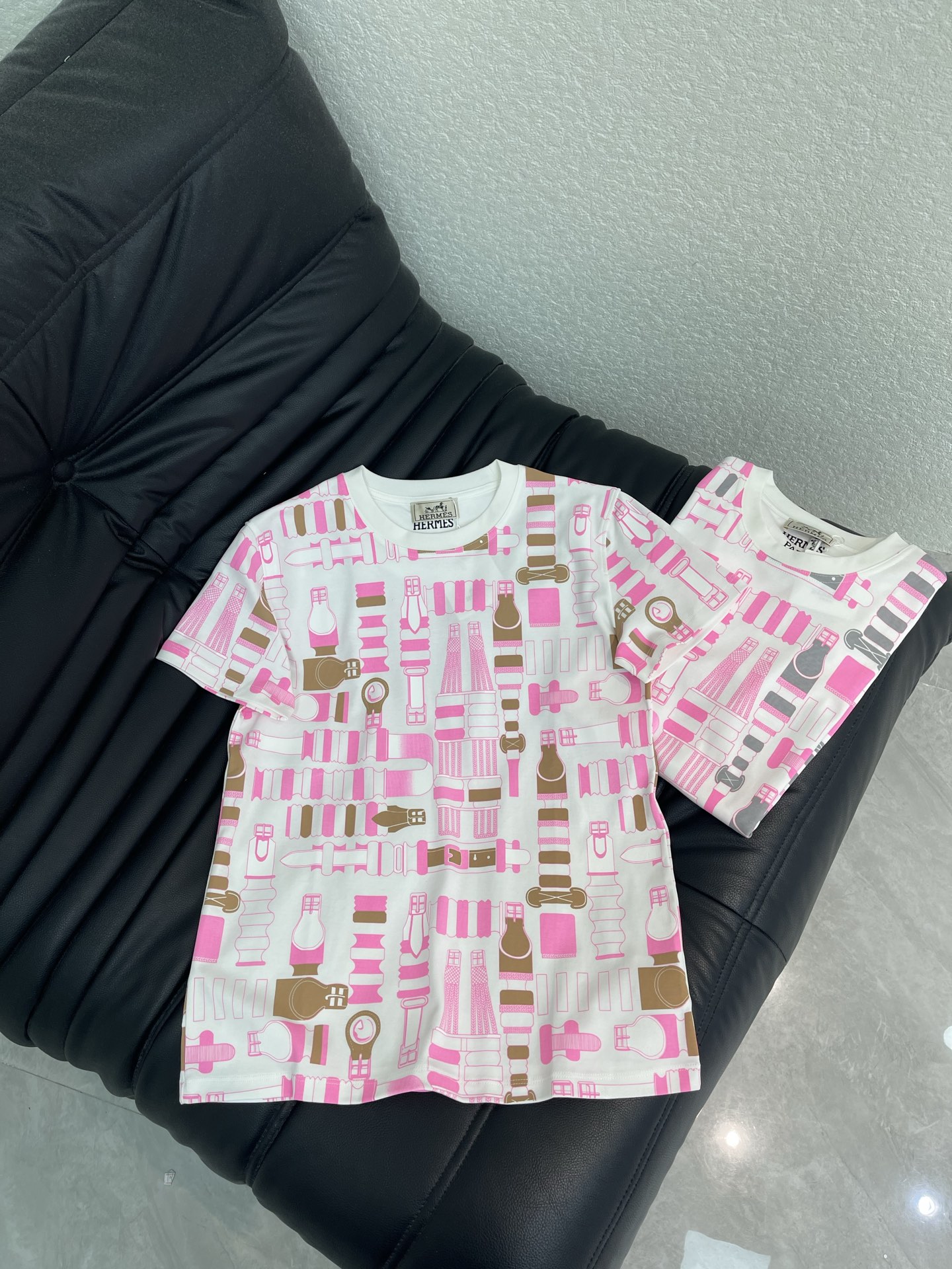 NO:802165,Hermes*26 new spring and summer white and pink printed short-sleeved T-shirt, made of cotton or cotton blended fabric, breathable and comfortable, perfect for daily wear!  The printed patterns include bottles, watches, books and other elements, which are fun, retro and very personal. The round neck design is simple and versatile, and it goes well with jeans or casual pants. It is light and fashionable to wear in spring and summer, and it is easy to create a casual style look!  SML,,hermes,jeans,T-shirt,tees,t-shirt,19860909Hermes*26春夏新款白色底粉色印花短袖T恤,采用棉质或棉混纺面料,透气舒适,日常穿着超合适！印花图案有瓶子、手表、书籍等元素,趣味又复古,超有个性.圆领设计简约百搭,随手搭配牛仔裤或休闲裤都很出彩,春夏季节穿起来轻便又时髦,轻松打造休闲风格look！SML,,hermes,jeans,T-shirt,tees，t-shirt,,Women's clothing