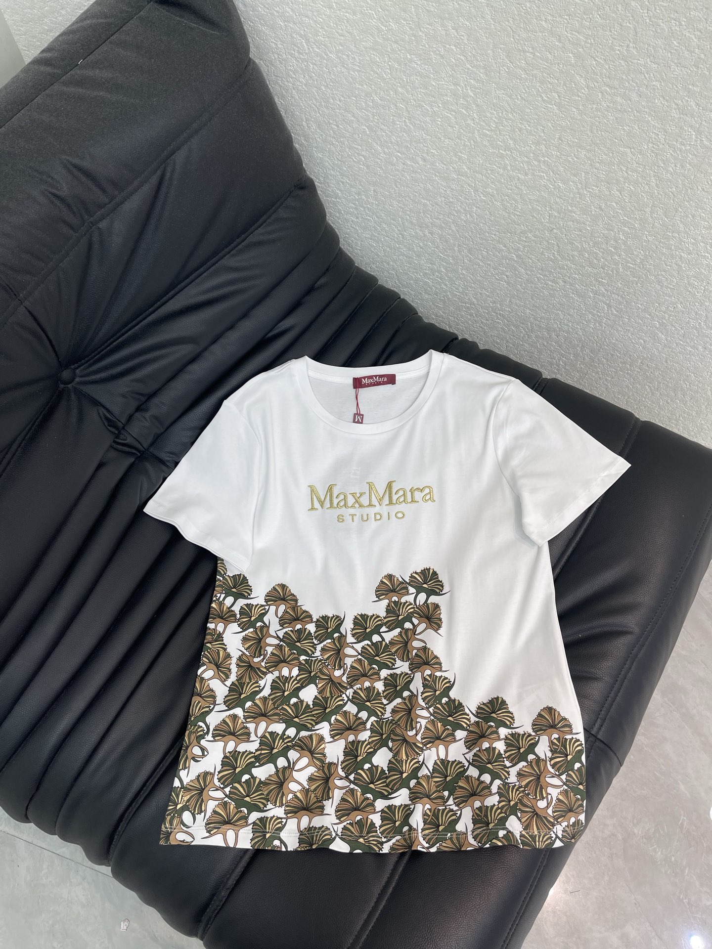 NO:804560,MaxMar*26 new spring and summer new heavy-duty floral hot diamond printed short-sleeved T-shirt. The front is decorated with gold thread embroidered letters, floral print and hot diamond decoration. Full of artistic sense. It can be easily used for daily commuting or leisure. It goes well with jeans or skirts. It is easy to get elegant and casual style. One color SML A,,skirts,jeans,T-shirt,tees,t-shirt,19860909MaxMar*26春夏新款重工花卉烫钻印花短袖T恤 正面金线刺绣字母花卉印花烫钻装饰点缀 艺术感满满 日常通勤或休闲都能轻松驾驭 搭配牛仔裤或半身裙都很出彩 轻松get优雅随性风格.一个色SML A,,skirts,jeans,T-shirt,tees，t-shirt,,Women's clothing