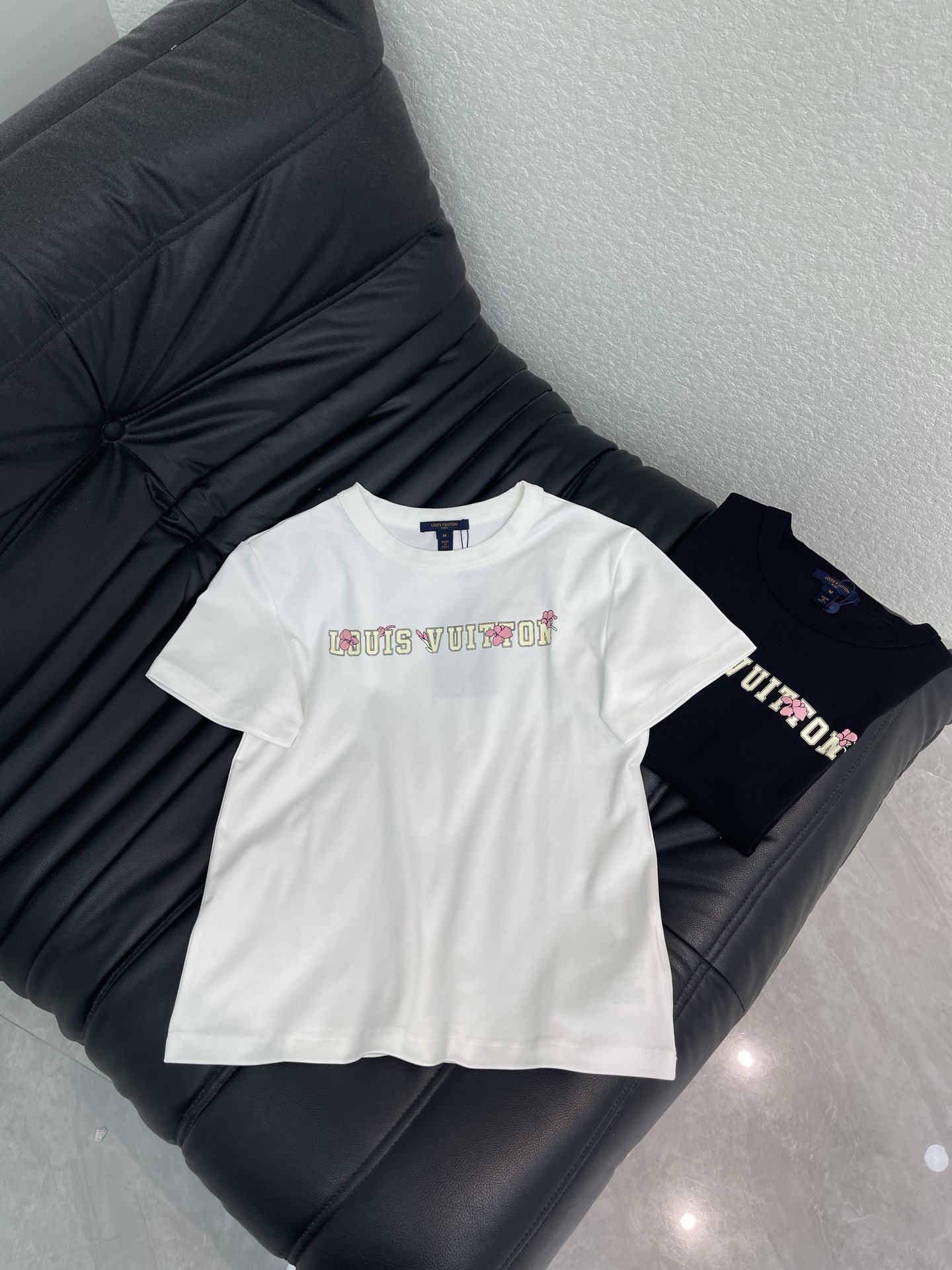 NO:802159,Louis Vuitto*26 new spring and summer printed short-sleeved T-shirt! 定制原生全棉材质 透气舒适 质感十足 圆领短袖T恤裁剪 凸显品牌格调 采用克重纯棉制成 略带有弹力 呈现显瘦视觉效果 胸前印花字母图案 彰显品牌调性 常规圆领短袖T恤剪裁 日常通勤休闲松弛 单穿内搭出彩时髦！  SML,,louis vuitton,T-shirt,tees,t-shirt,19860909Louis Vuitto*26春夏新款印花短袖T恤！定制原生全棉材质 透气舒适 质感十足 圆领短袖T恤裁剪 凸显品牌格调 采用克重纯棉制成 略带有弹力 呈现显瘦视觉效果 胸前印花字母图案 彰显品牌调性 常规圆领短袖T恤剪裁 日常通勤休闲松弛 单穿内搭出彩时髦！SML,,louis vuitton,T-shirt,tees，t-shirt,,Women's clothing