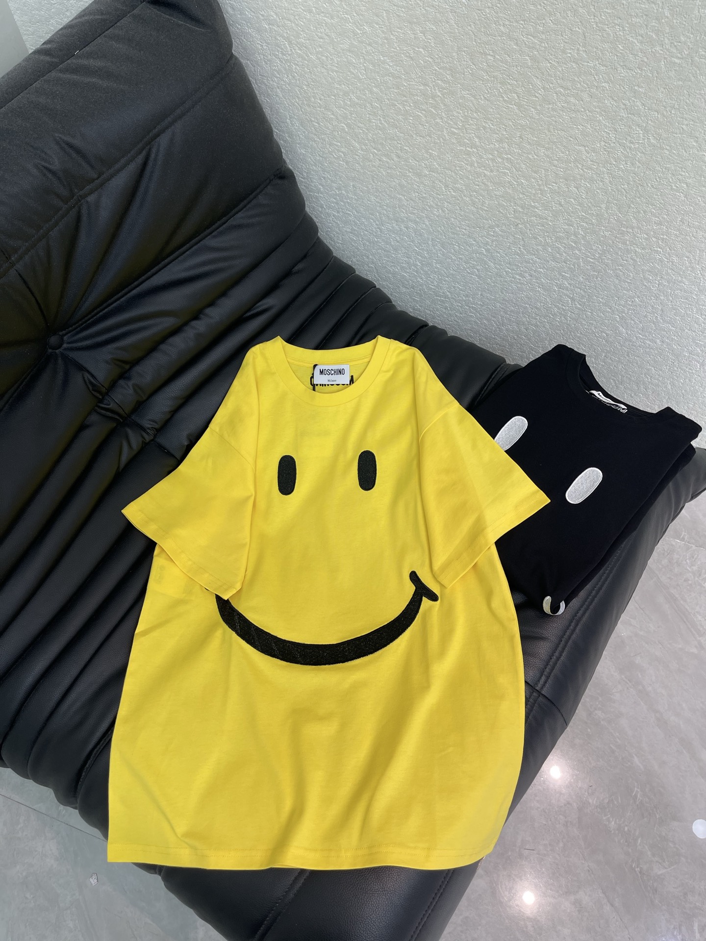 NO:803489,Moschin*26 new smiley face printed short-sleeved T-shirt!  Customized pure cotton fabric, comfortable and breathable, perfect for daily outings!  The round-neck printed design is versatile and fashionable, fun and age-reducing, and the loose-fitting cut makes the upper body super proportional and slim. It is very stylish when paired with jeans or casual pants, and it is easy to create a trendy look!  Same style for men and women!  XXS-M,,jeans,T-shirt,tees,t-shirt,19860909Moschin*26新款笑脸印花短袖T恤！定制纯棉面料,穿着舒适透气,日常出街超合适！圆领印花设计,百搭又时髦,趣味减龄,宽松版型剪裁,上身超级显身材比例又显瘦 随便搭配牛仔裤or休闲裤都很有型,轻松打造潮流look！男女同款！XXS-M,,jeans,T-shirt,tees，t-shirt,,Women's clothing