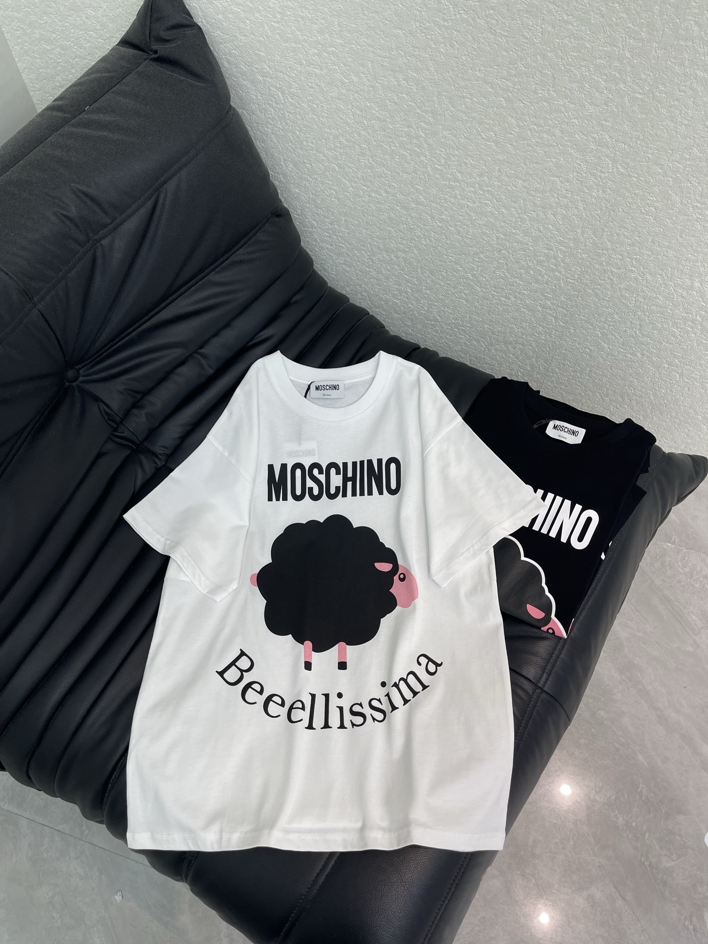 NO:803494,Moschin*26 new lamb graffiti short-sleeved T-shirt!  Customized pure cotton fabric, comfortable and breathable, perfect for daily outings!  The round-neck printed design is versatile and fashionable, fun and age-reducing, and the loose-fitting cut makes the upper body super proportional and slim. It is very stylish when paired with jeans or casual pants, and it is easy to create a trendy look!  Same style for men and women!  XXS-M A,,jeans,T-shirt,tees,t-shirt,19860909Moschin*26新款小羊涂鸦短袖T恤！定制纯棉面料,穿着舒适透气,日常出街超合适！圆领印花设计,百搭又时髦,趣味减龄,宽松版型剪裁,上身超级显身材比例又显瘦 随便搭配牛仔裤or休闲裤都很有型,轻松打造潮流look！男女同款！XXS-M A,,jeans,T-shirt,tees，t-shirt,,Women's clothing