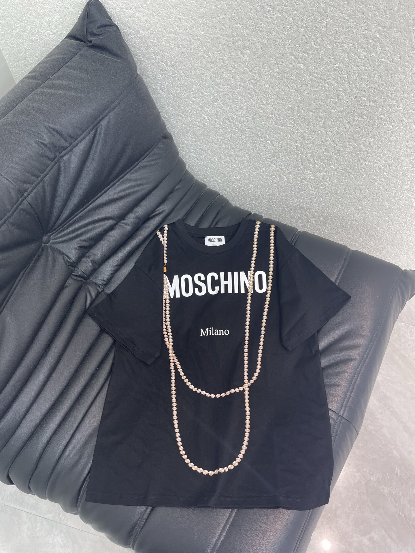 NO:803491,Moschin*26 new pearl necklace pattern short-sleeved T-shirt!  Customized pure cotton fabric, comfortable and breathable, perfect for daily outings!  The round-neck printed design is versatile and fashionable, fun and age-reducing, and the loose-fitting cut makes the upper body super proportional and slim. It is very stylish when paired with jeans or casual pants, and it is easy to create a trendy look!  Same style for men and women!  XXS-M A,,jeans,T-shirt,tees,t-shirt,necklace,19860909Moschin*26新款珍珠项链图案短袖T恤！定制纯棉面料,穿着舒适透气,日常出街超合适！圆领印花设计,百搭又时髦,趣味减龄,宽松版型剪裁,上身超级显身材比例又显瘦 随便搭配牛仔裤or休闲裤都很有型,轻松打造潮流look！男女同款！XXS-M A,,jeans,T-shirt,tees，t-shirt,necklace,,Women's clothing