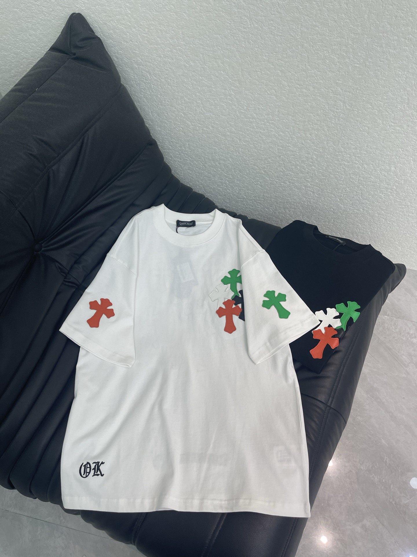 NO:804570,Chrome Hearts* Chrome Hearts 26 new color cross embroidered short-sleeved T-shirt. Pure cotton washed distressed technology, washed fabrics are not limited to basic colors, but also have rich distressed effects to meet different style needs. The fabric is breathable and comfortable, and the unique design combines the brand's fashion elements, making people feel a unique artistic charm and cultural heritage. This T-shirt can make you the focus, easily control various styles, and show your personal charm. OS large version, same style for men and women!  S-XL A,,chrome hearts,chrome hearts,T-shirt,tees,t-shirt,19860909Chrome Hearts*克罗心26新款彩色十字架贴皮刺绣短袖T恤.纯棉水洗做旧工艺, 水洗面料不仅限于基础色彩,更有丰富的 做旧效果,满足不同风格需求.面料透气舒适,设计独特,融合了品牌的时尚元素,让人感受到一种独特的艺术魅力与文化底蕴.这款T恤都能让你成为焦点,轻松驾驭各种风格,展现个性魅力.OS大版型,男女同款！S-XL A,,chrome hearts,chrome hearts,T-shirt,tees，t-shirt,,Women's clothing