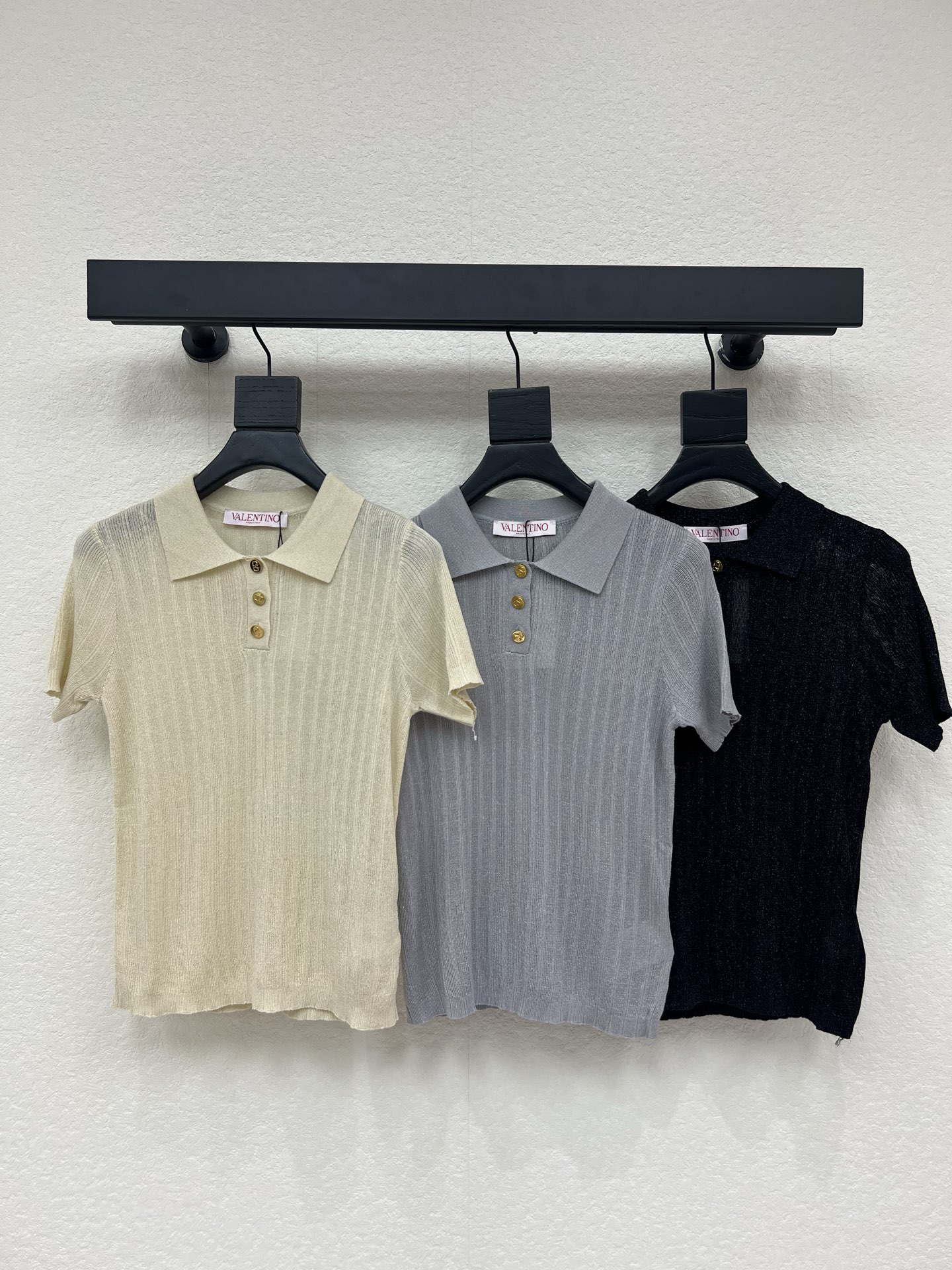 NO:802194,VALENTIN*26 new spring and summer dark pattern vertical stripe lapel knitted Polo shirt short-sleeved!  Customized imported knitted blended yarn weaving, soft and skin-friendly, comfortable and stylish, designed with vertical stripes, super comfortable to wear in spring and summer! Classic lapel + three gold buttons, perfect details, easy to control for commuting and leisure, simple and elegant style, looks great with jeans or skirts, easy to get a high-end look! SML,,valentino,skirts,jeans,T-shirt,19860909VALENTIN*26春夏新款暗纹竖条翻领针织Polo衫短袖！定制进口针织混纺纱线织造 柔软亲肤舒适有型 采用竖条纹理设计 春夏穿超舒服!经典翻领+三颗金色纽扣 细节满分 通勤休闲都能轻松驾驭 简约优雅风格 搭配牛仔裤或半裙都很出彩,轻松get高级感穿搭! SML,,valentino,skirts,jeans,T-shirt,,Women's clothing